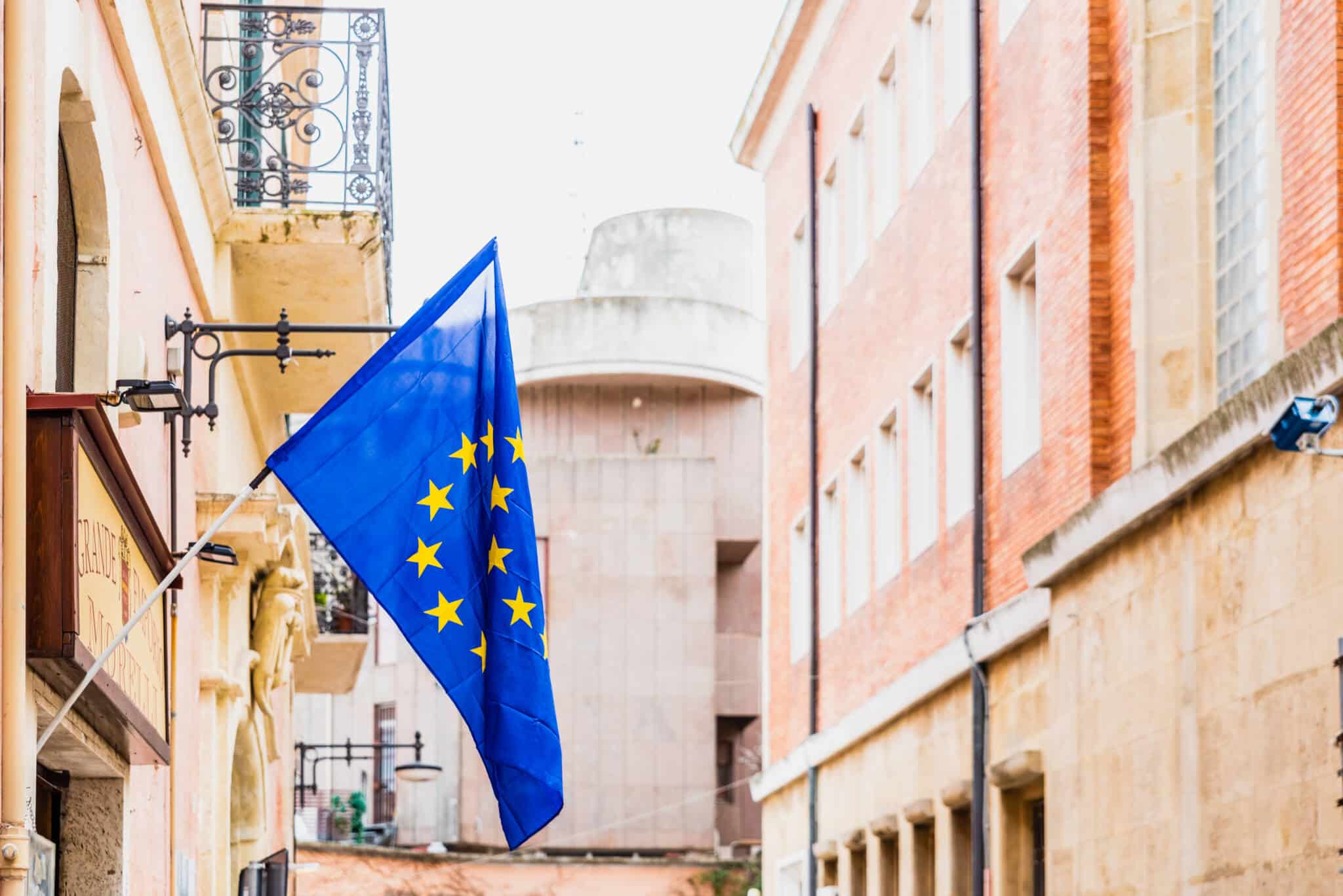 Bandeira da Zona Euro na fachada de um edifício em Itália
