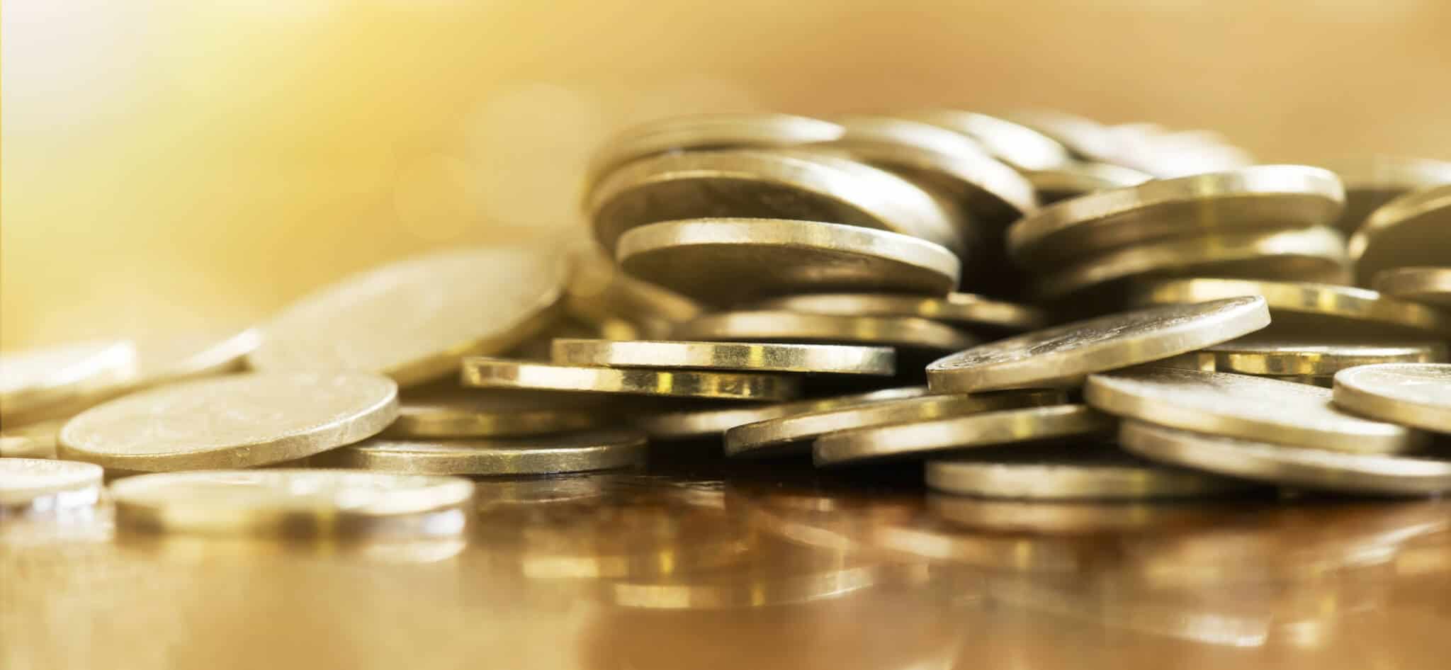 moedas em cima de uma mesa