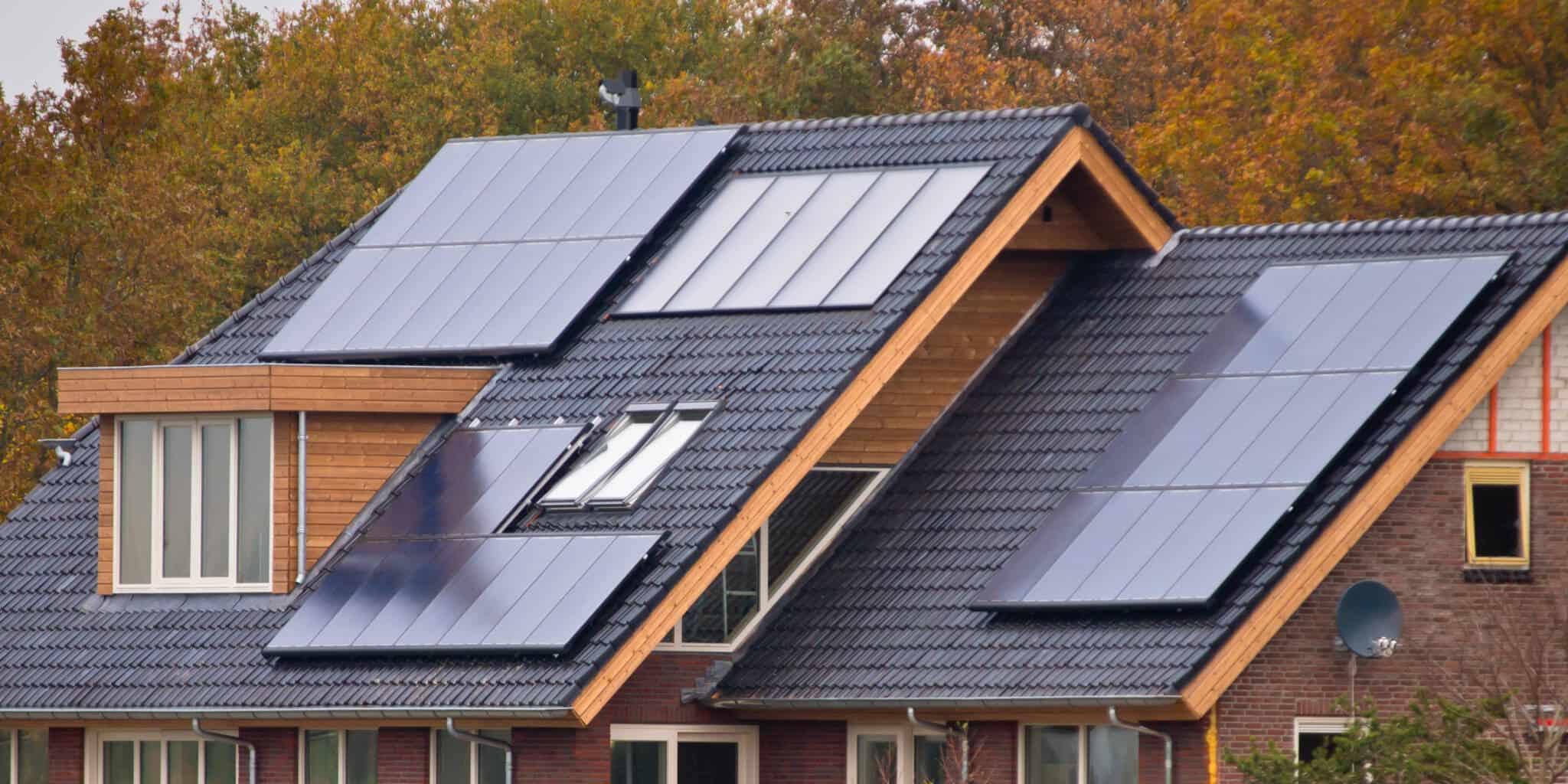 casa com painéis solares após serem avaliadas as vantagens e desvantagens dos painéis solares