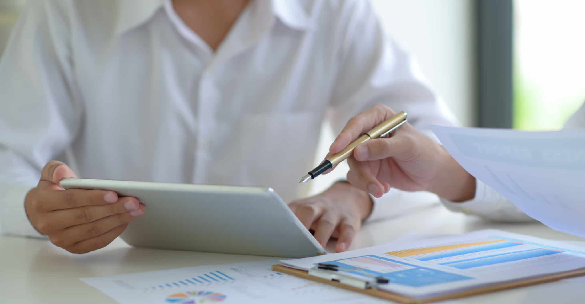 investir conversa com responsável de investimentos que lhe explica o desempenho dos ativos
