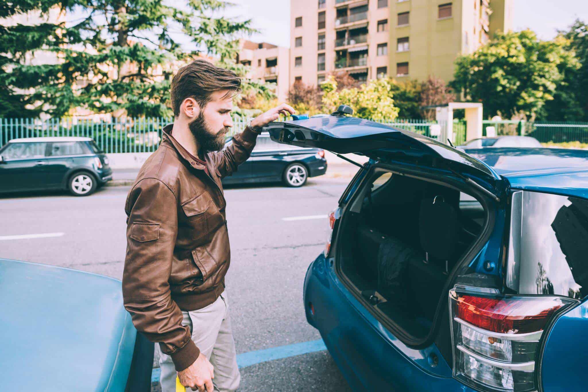 homem abre a mala do carro a evocar subida do ISV e IUC