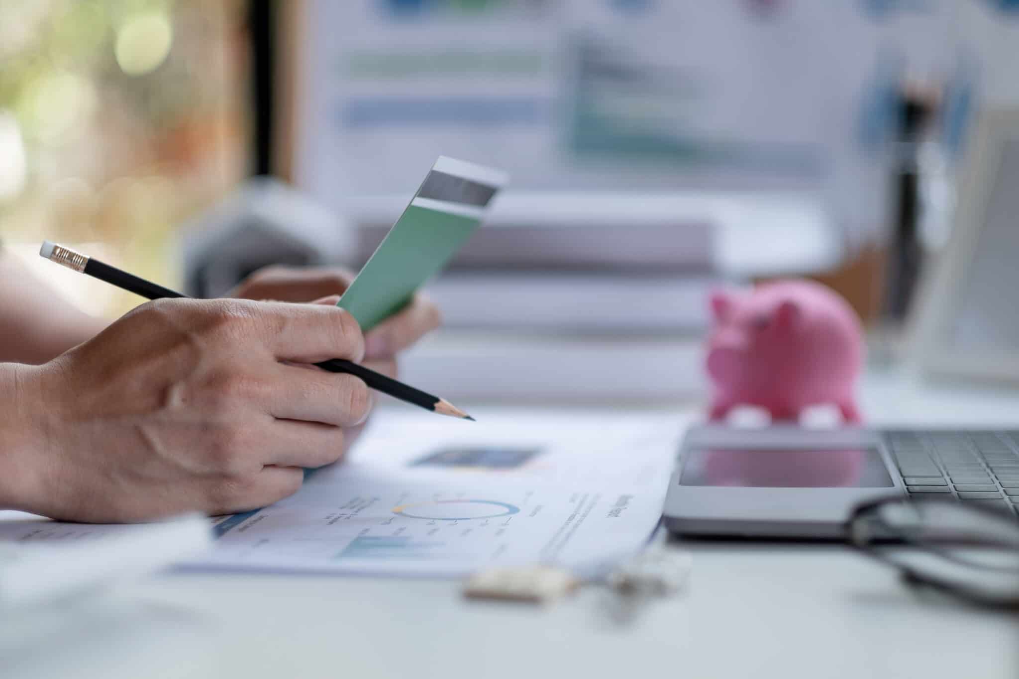 pessoa a fazer contas para construir o seu fundo de emergência