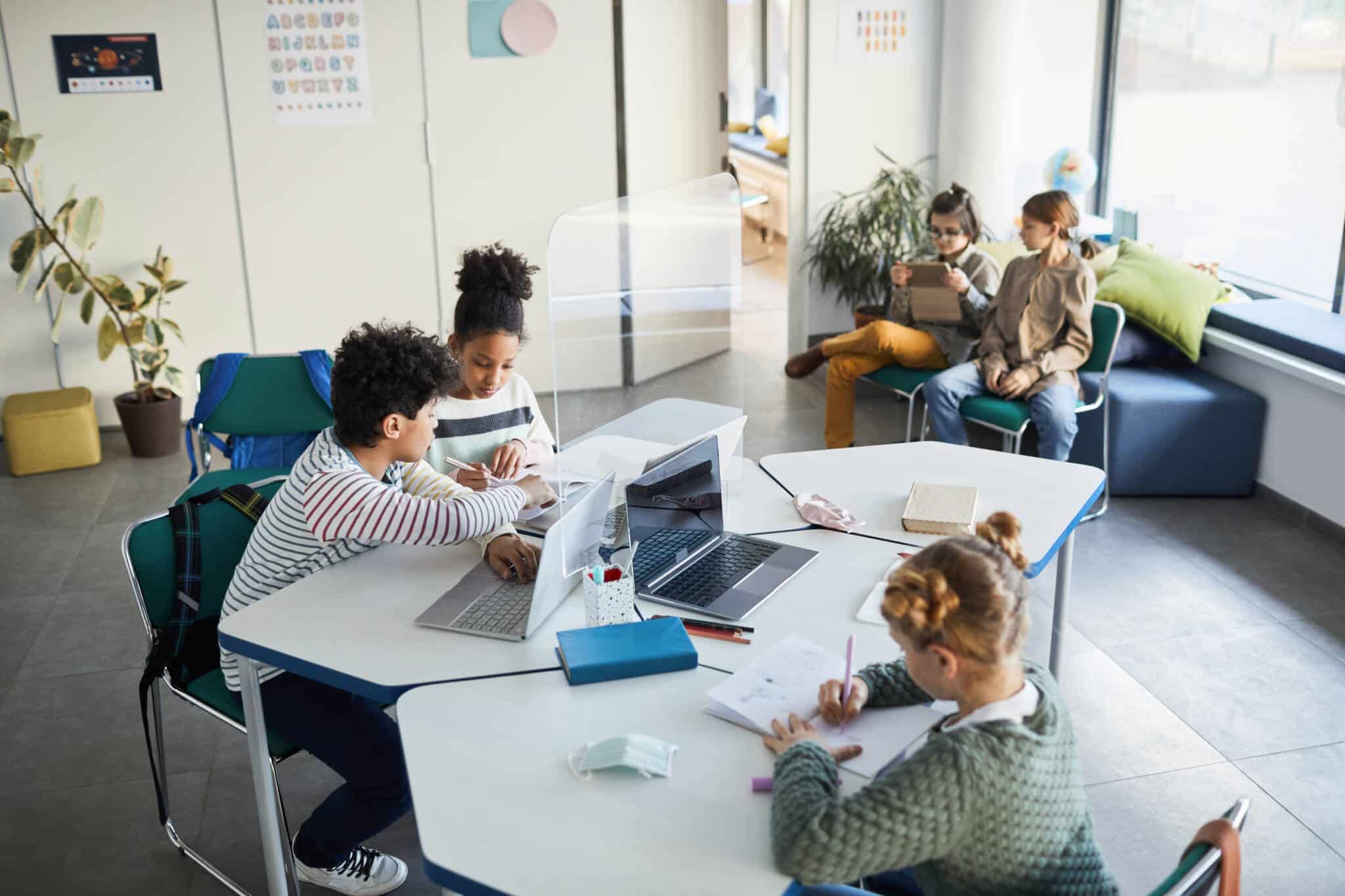 crianças a estudar num centro de explicações