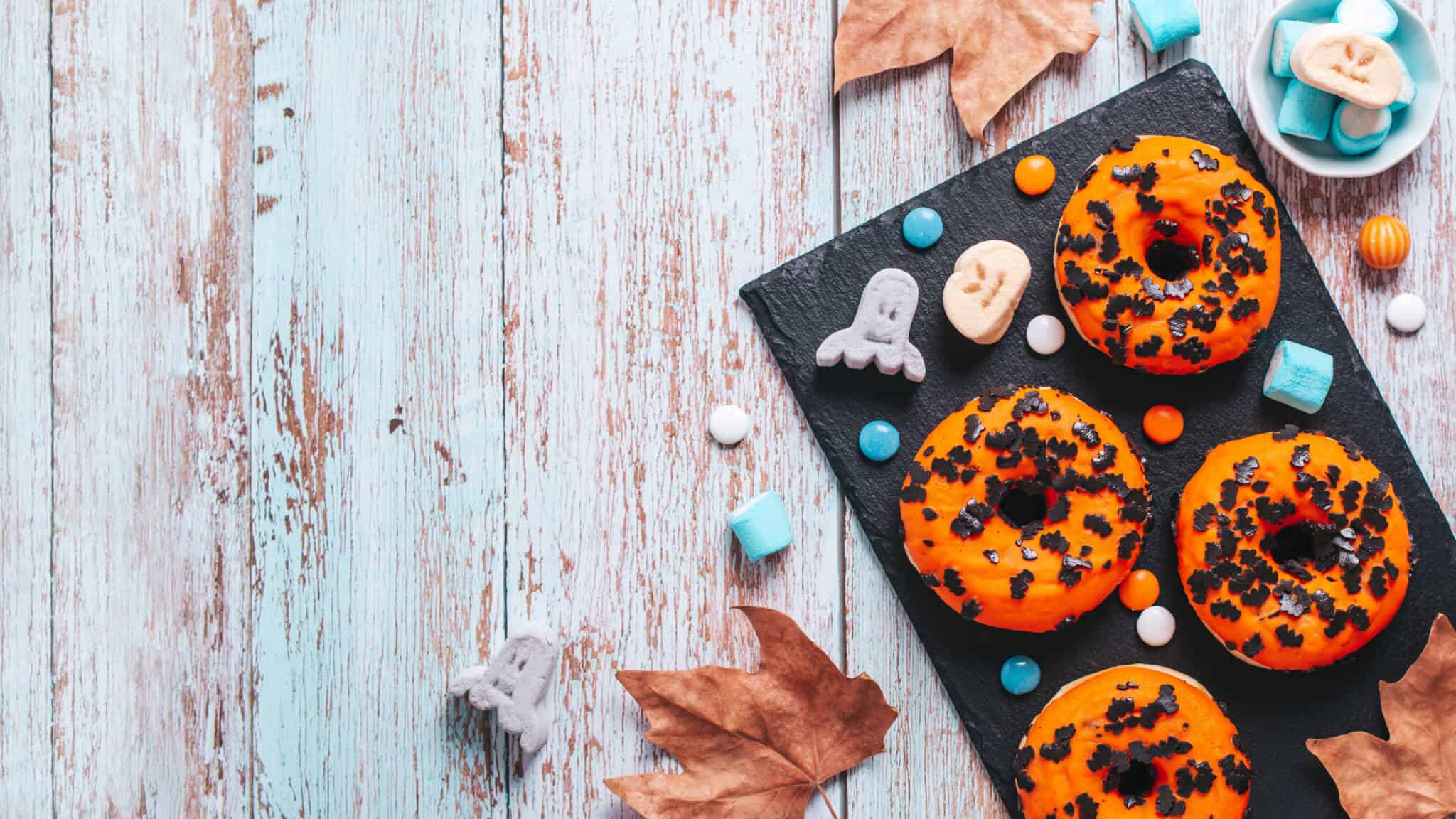 tabuleiro com doces alusivos ao Halloween