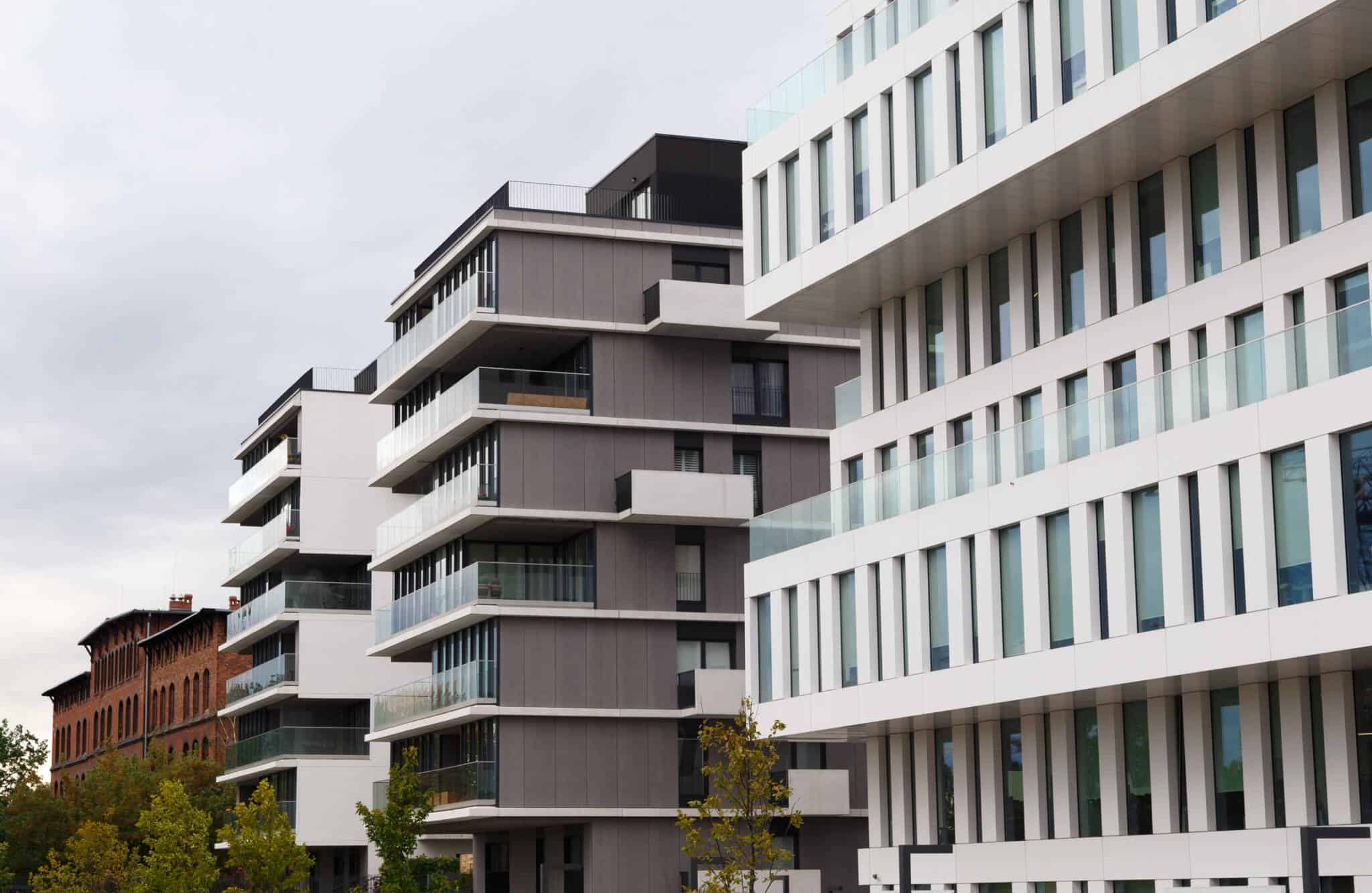 Fachadas de edifícios de apartamentos modernos