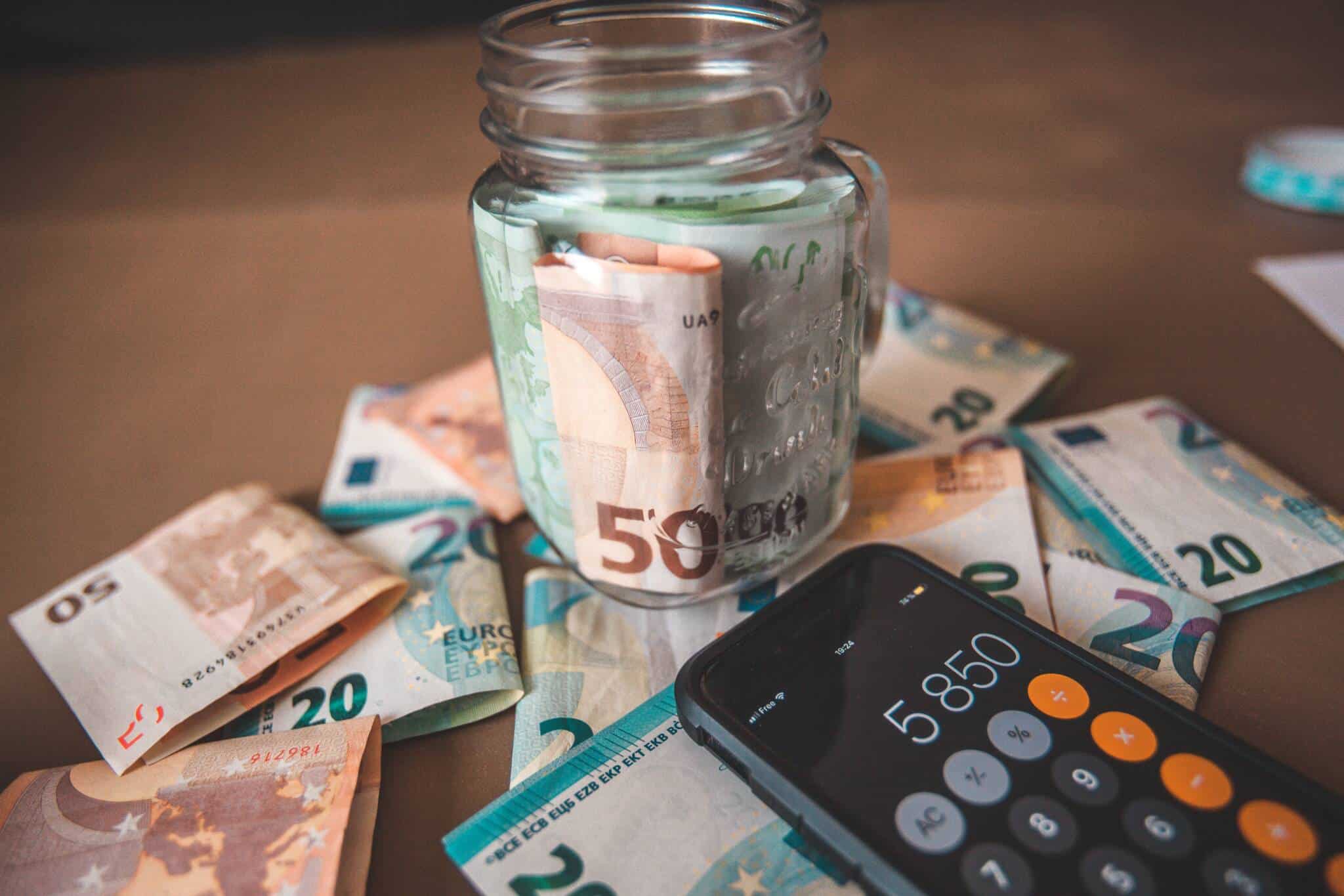jarra de vidro com várias notas de euro