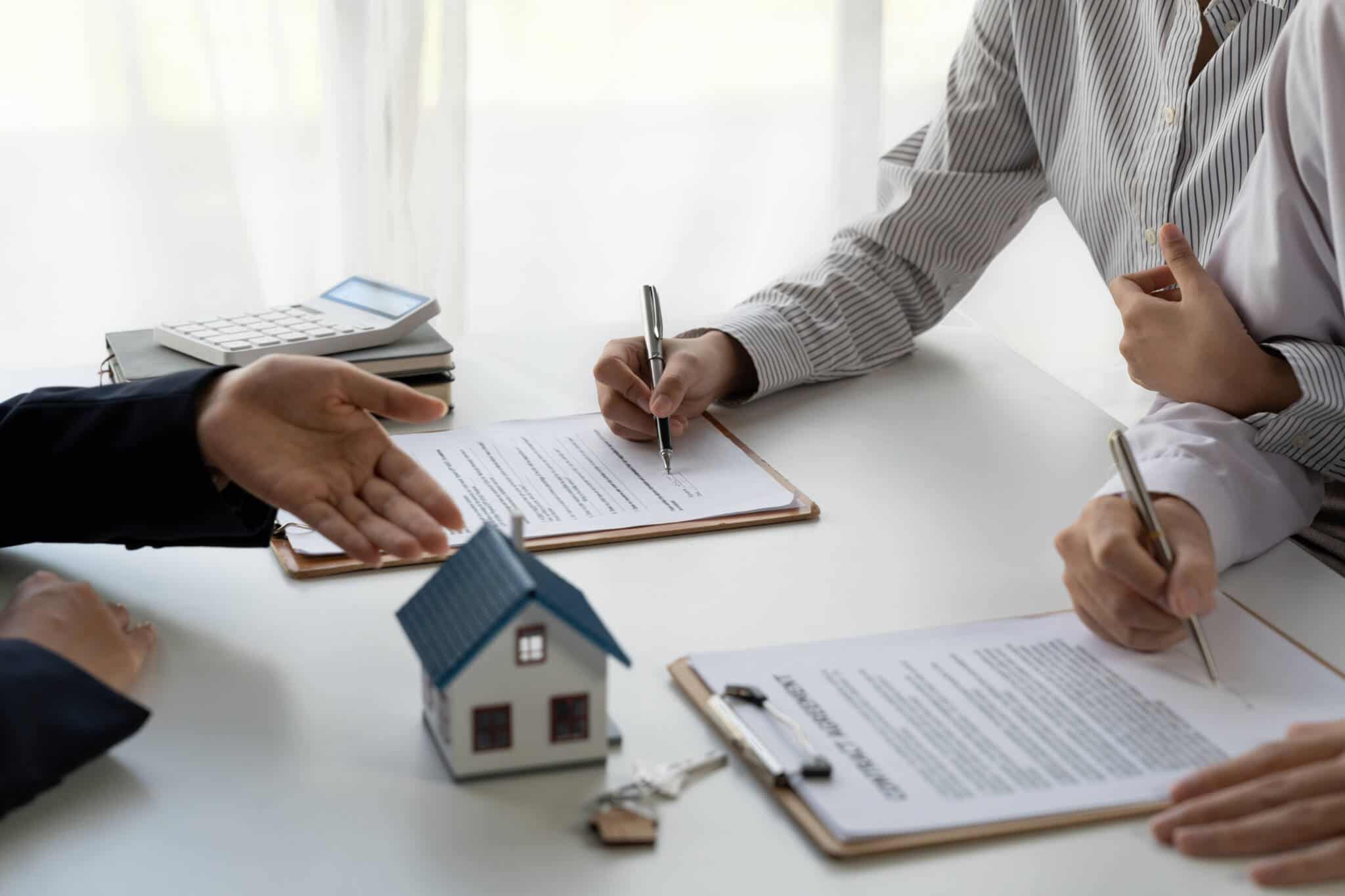 casal a terminar o processo de transferência de um crédito habitação