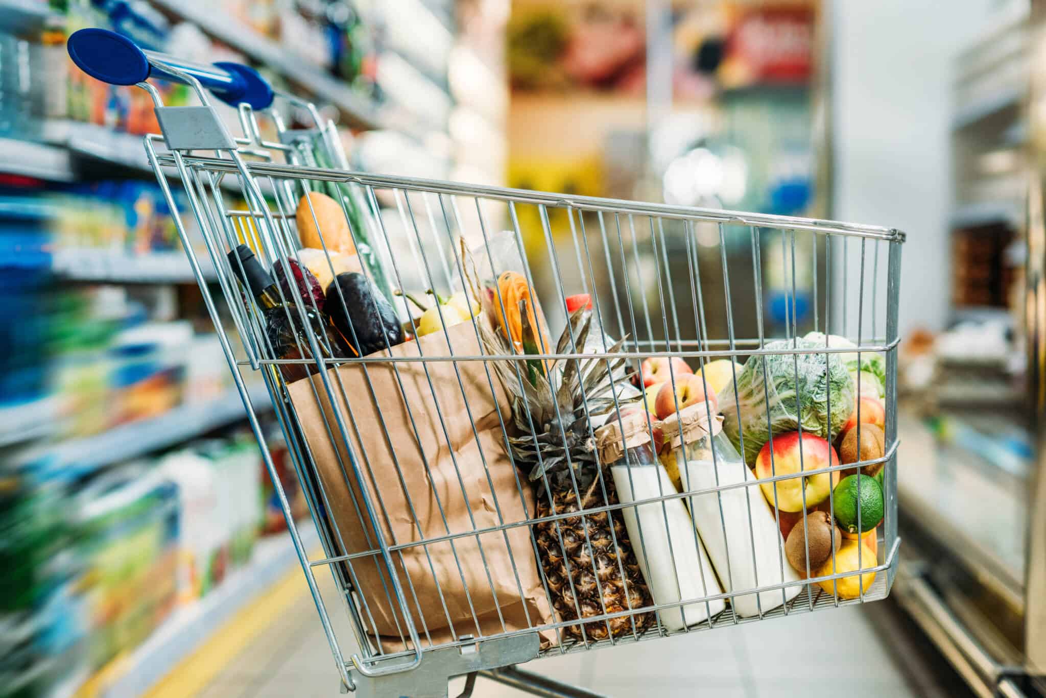 carrinho do supermercado com vários alimentos