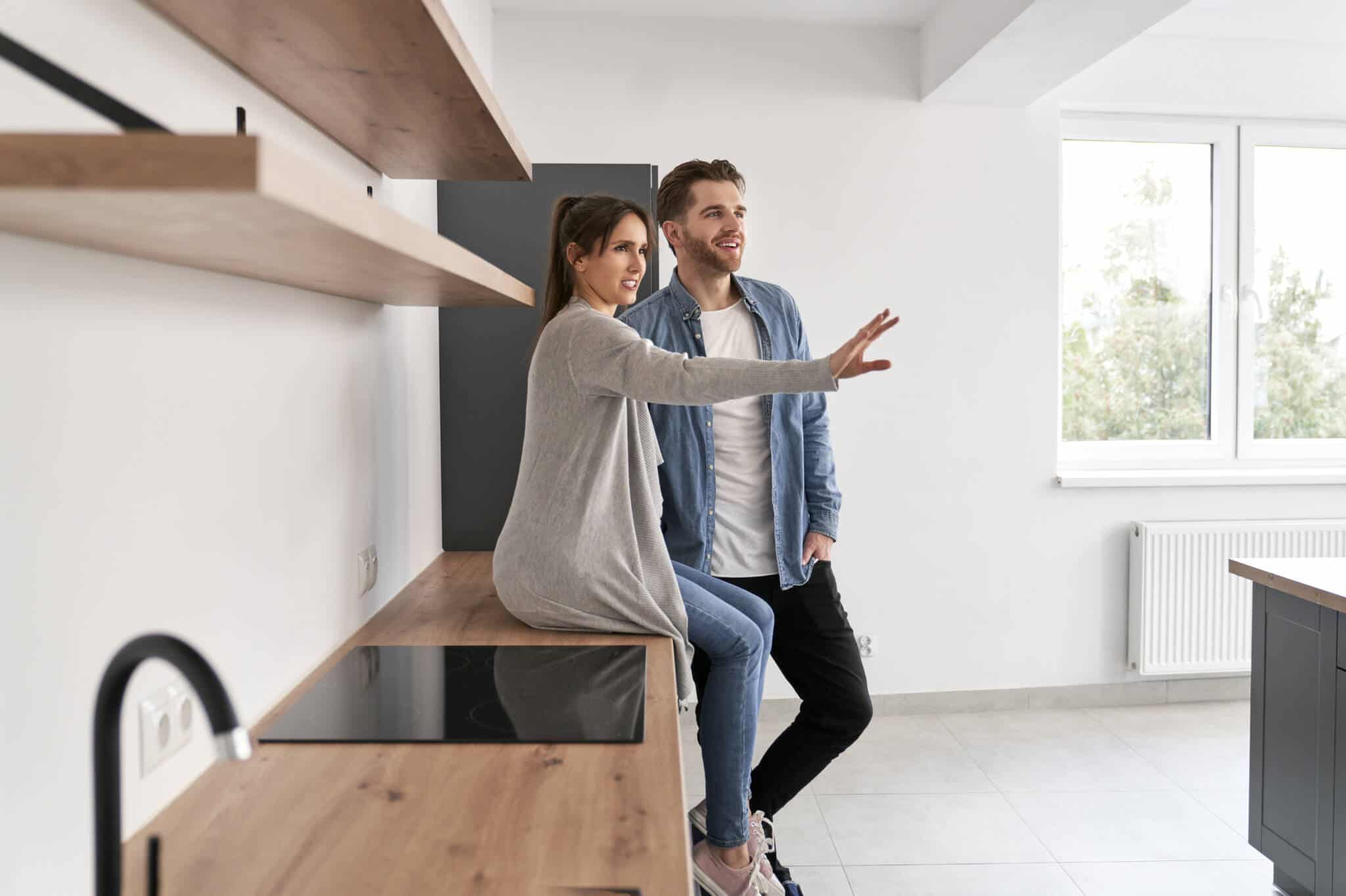 casal a visitar um imóvel para comprar