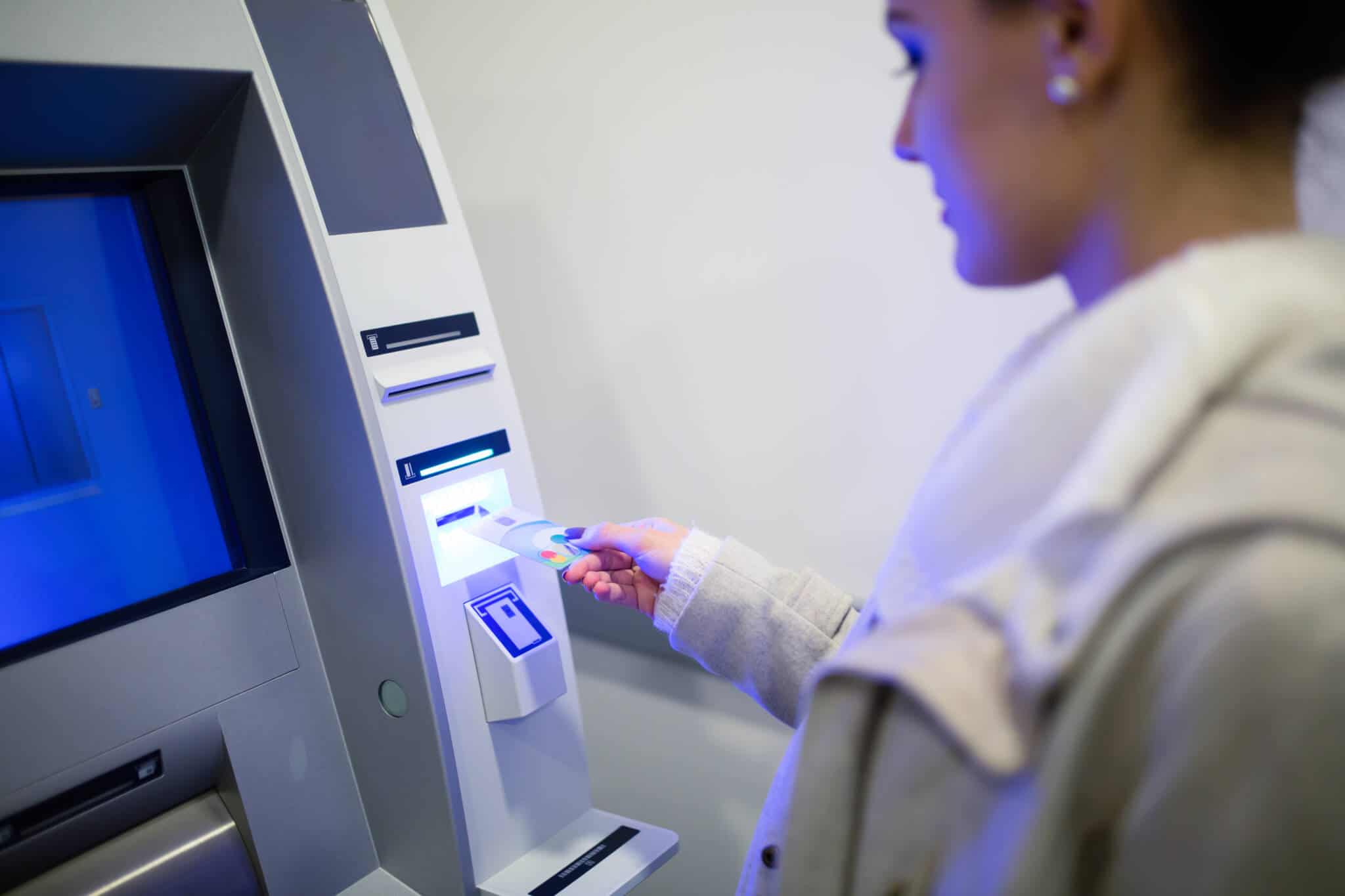 mulher a levantar dinheiro no multibanco