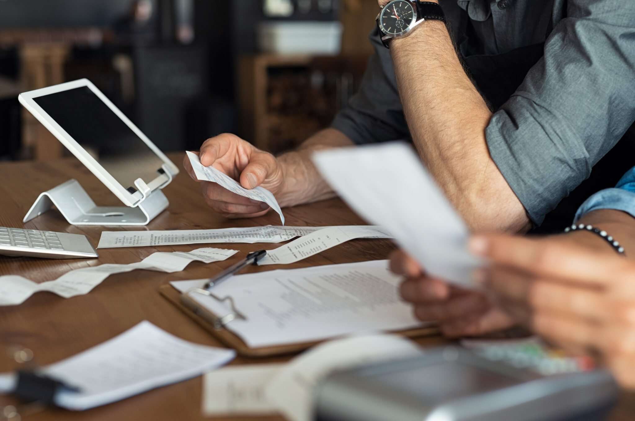 consulta de documentos e faturas por jovens que acabam de comprar a primeira casa e têm de gerir as despesas