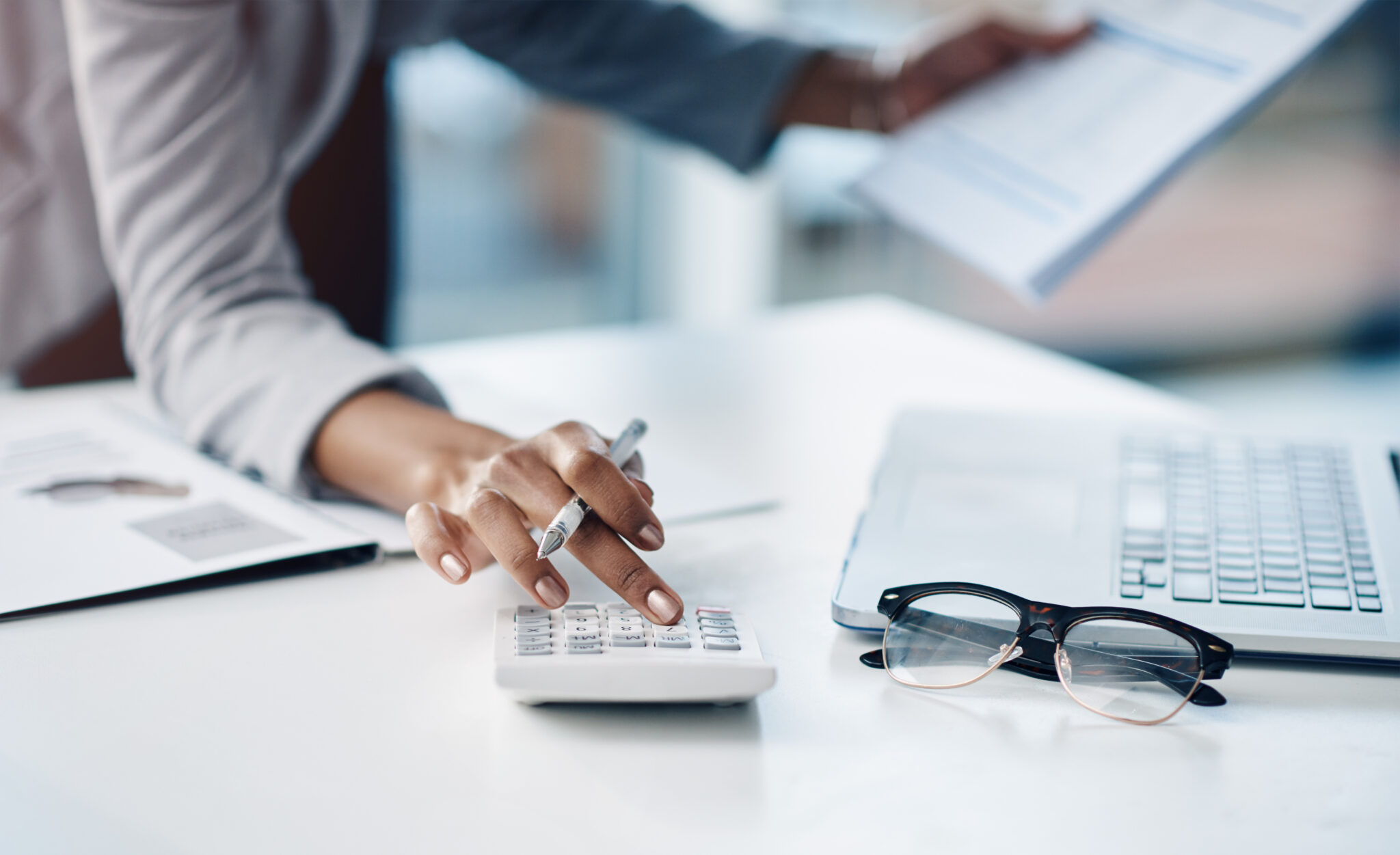 pessoa a utilizar a calculadora para saber qual é o valor dos pagamentos por conta de IRC