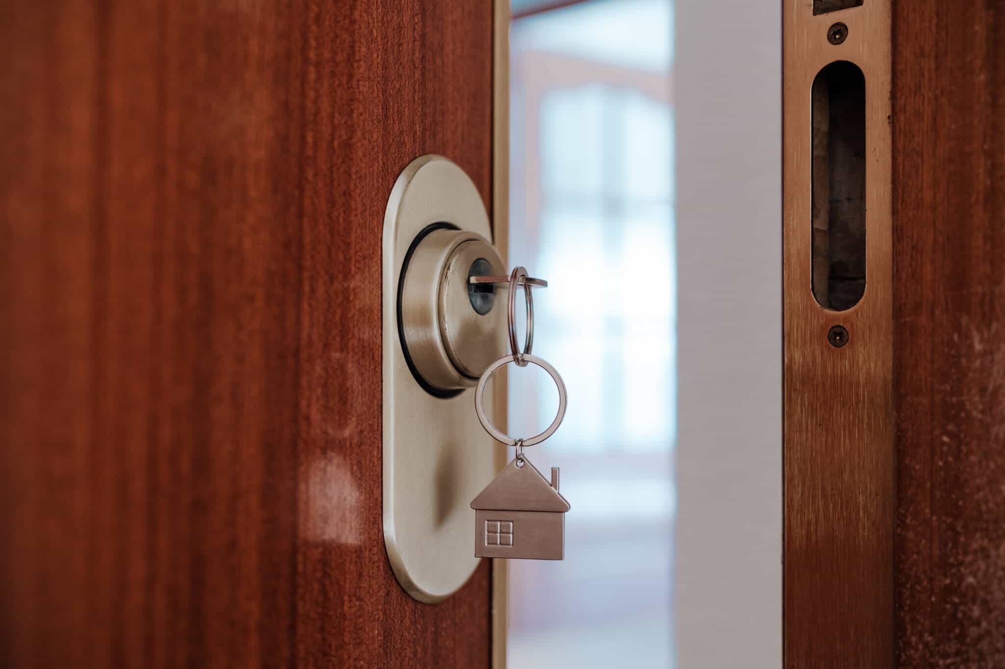 porta chaves em forma de casa na porta de um apartamento