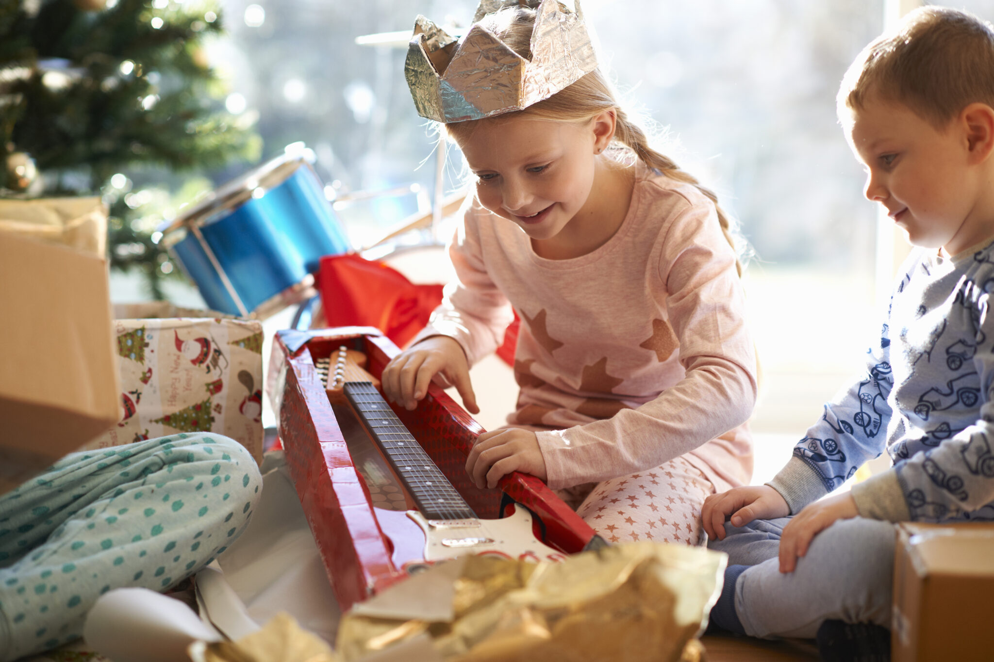 Crianças a desembrulhar presentes de Natal