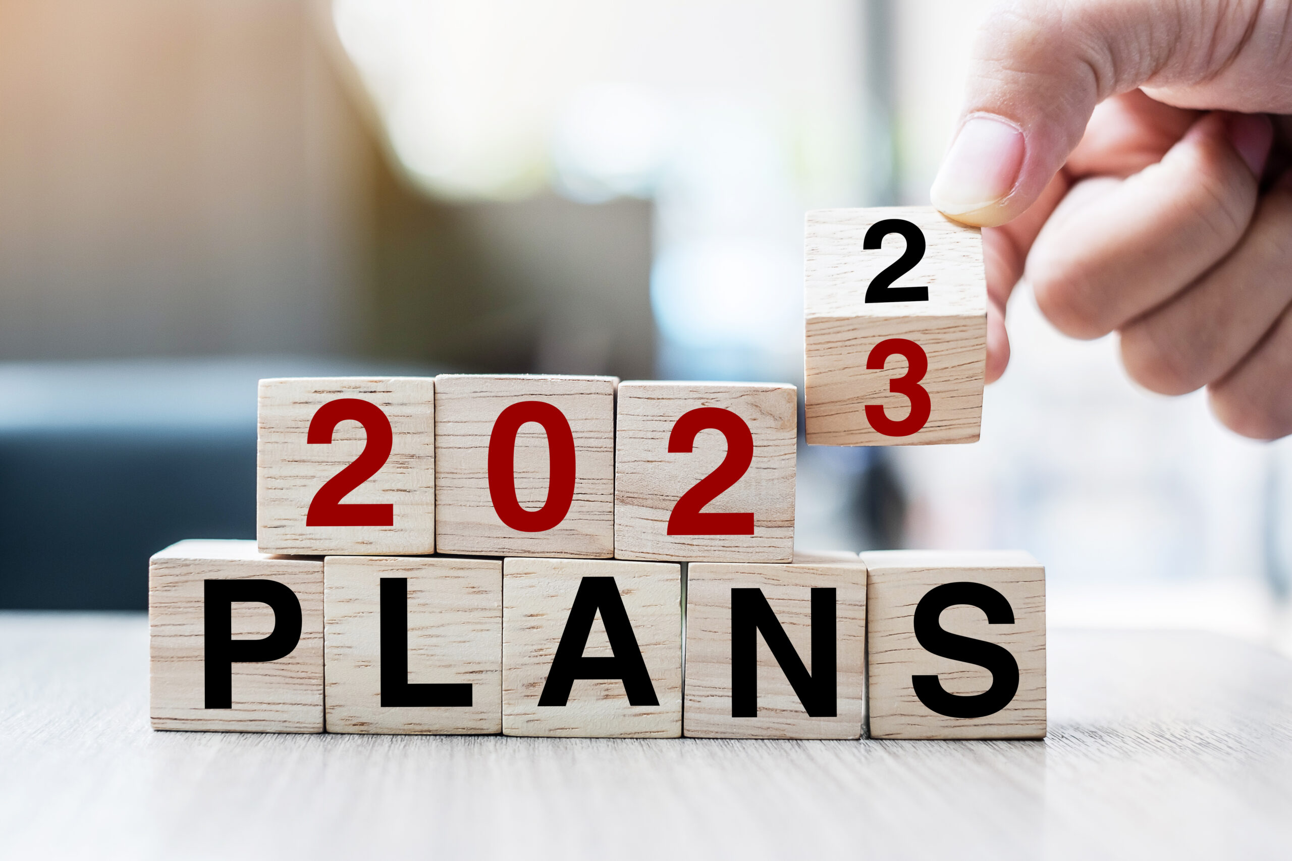 cubos de madeira formando as palavras 2023 plans