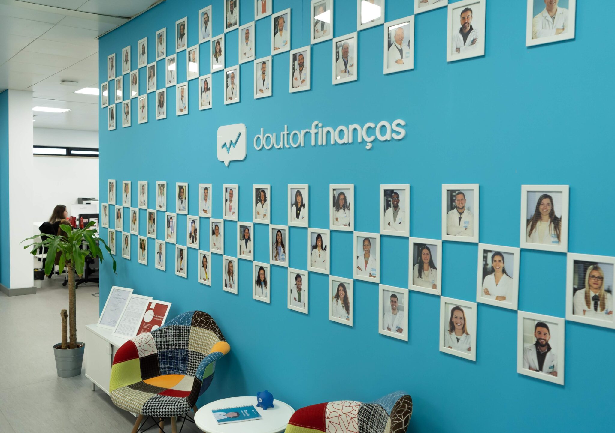 Parede com fotografias dos trabalhadores do Doutor Finanças