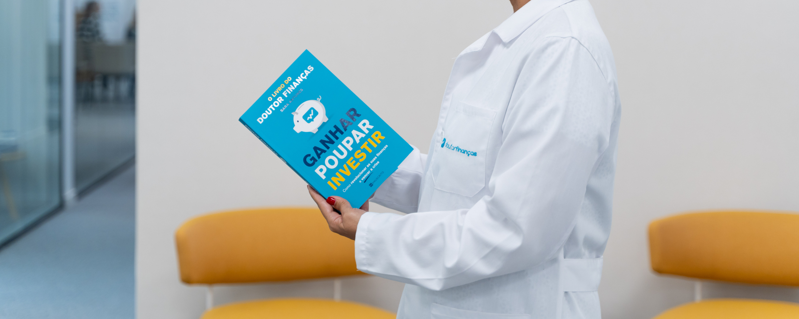 Imagem a ler o livro Ganhar, Poupar e Investir