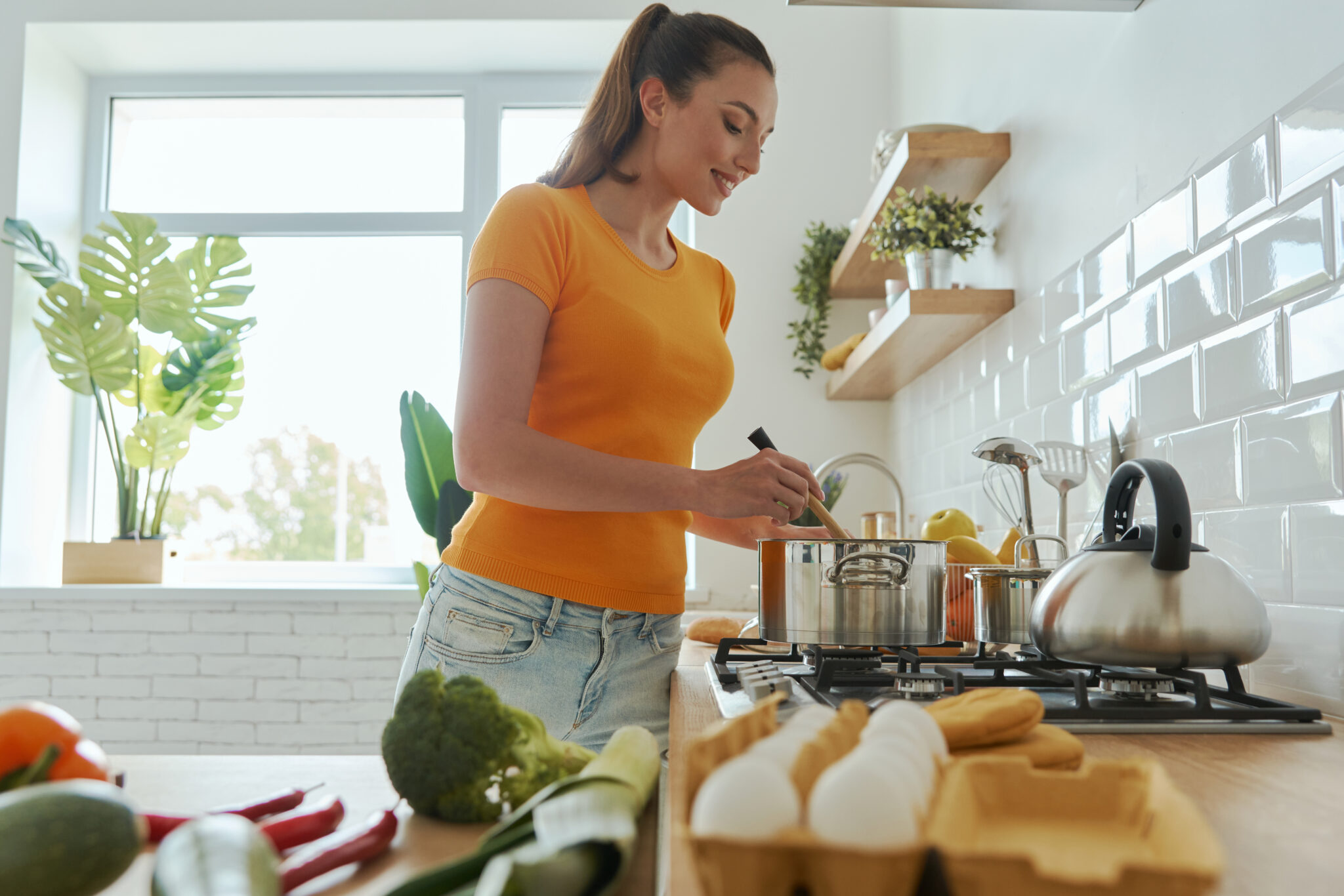 mulher a cozinhar no fogão de casa