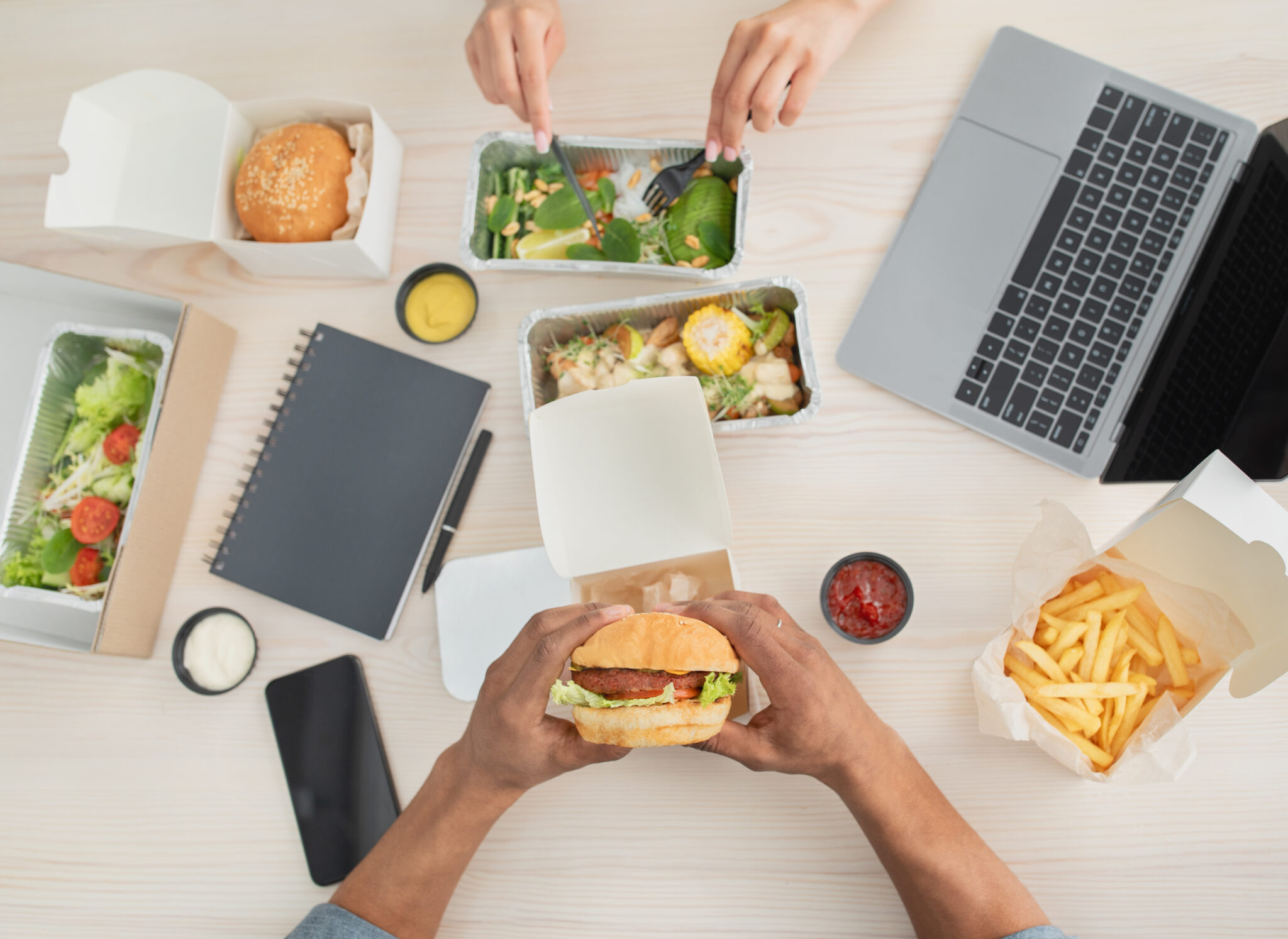 pessoas a comerem no local de trabalho após aumento do subsídio de refeição