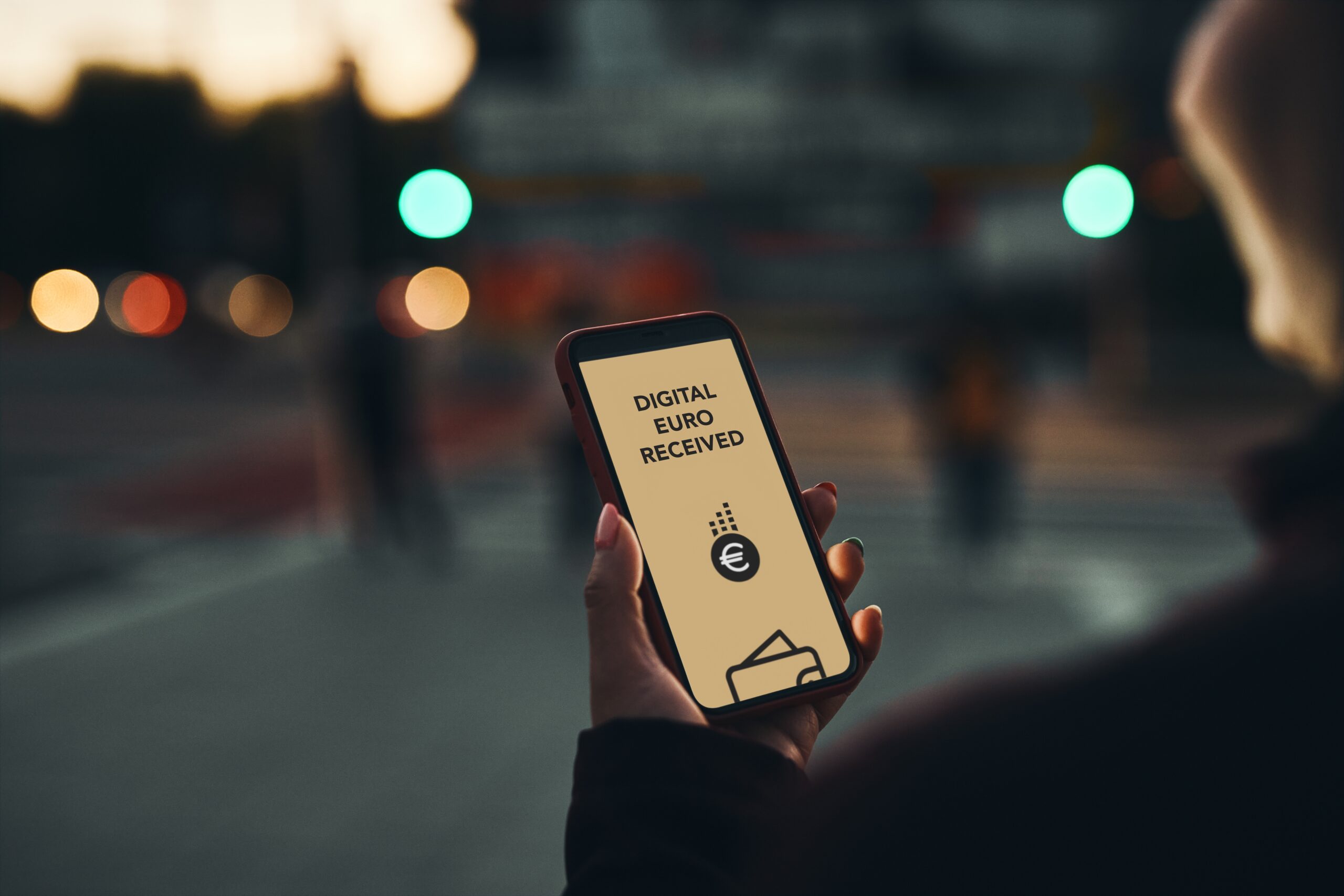 Jovem a fazer pagamento no smartphone