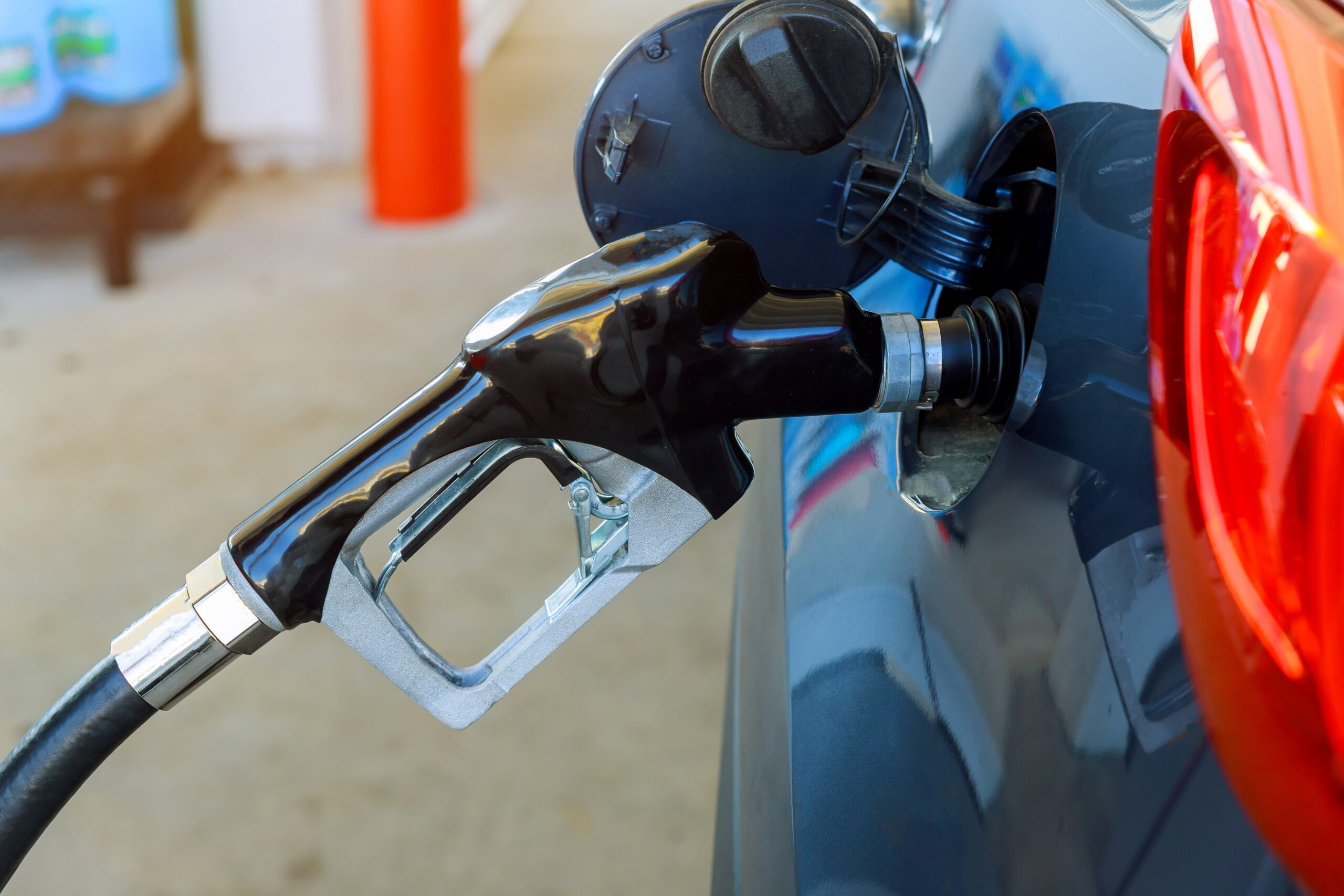 carro a abastecer na bomba de gasolina