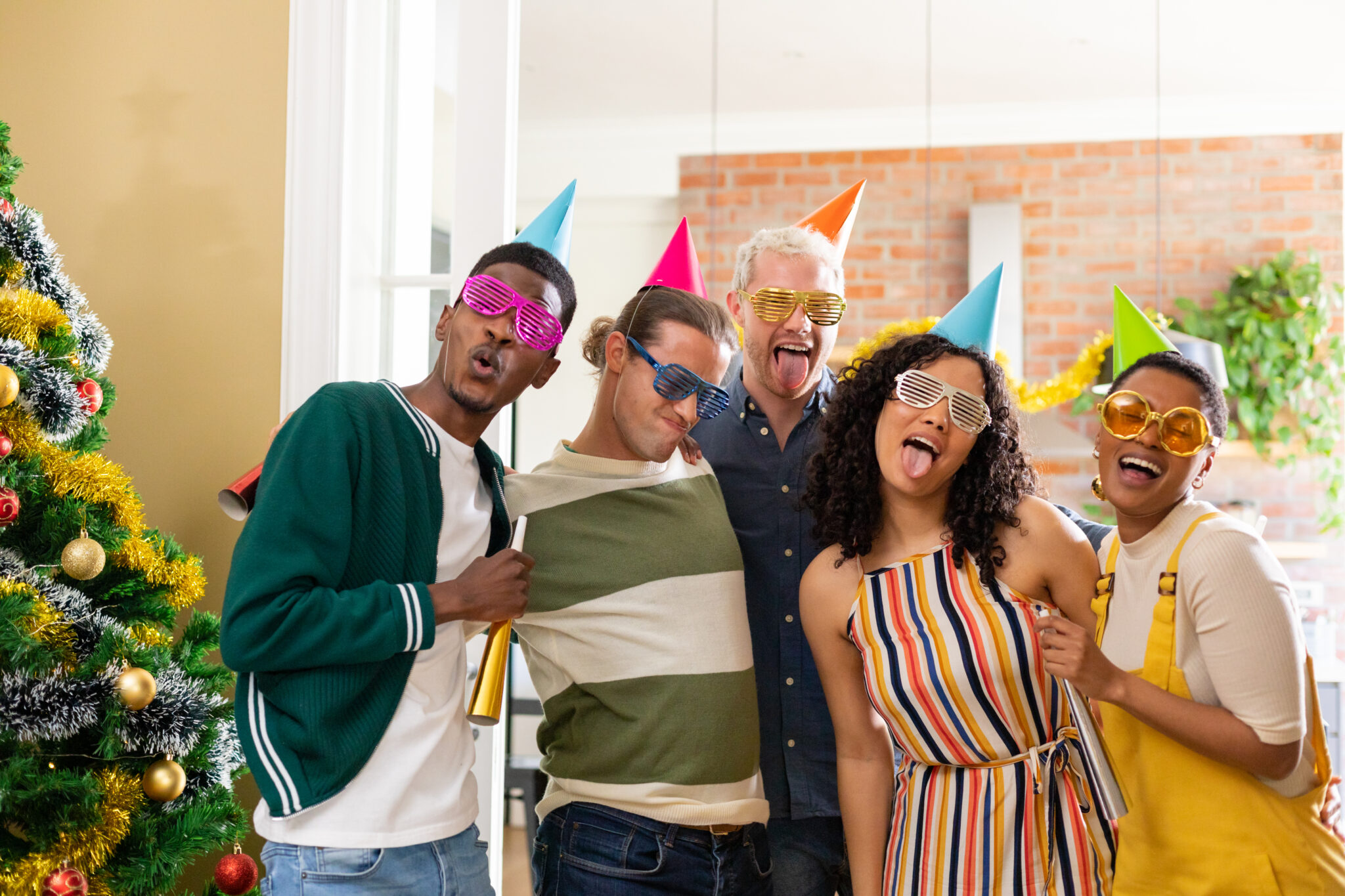 grupo de amigos a festejarem a passagem de ano
