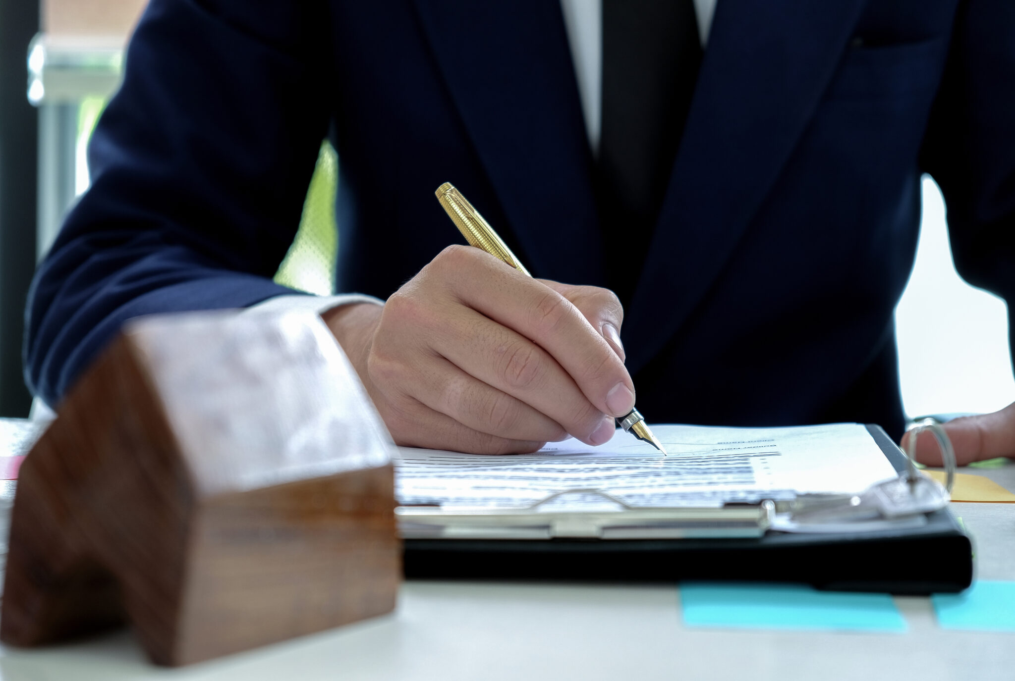 Cliente a assinar contrato de crédito habitação