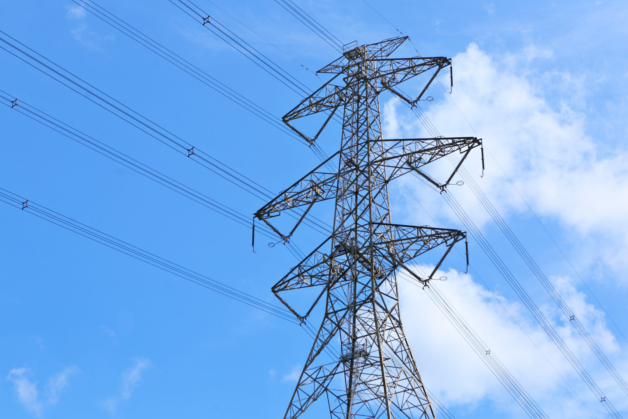 poste de eletricdade sob o céu azul com algumas nuvens ilustram o tema da taxa mibel