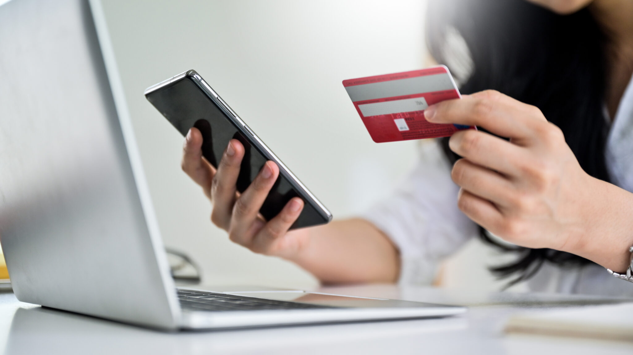 jovem a segurar cartão de crédito