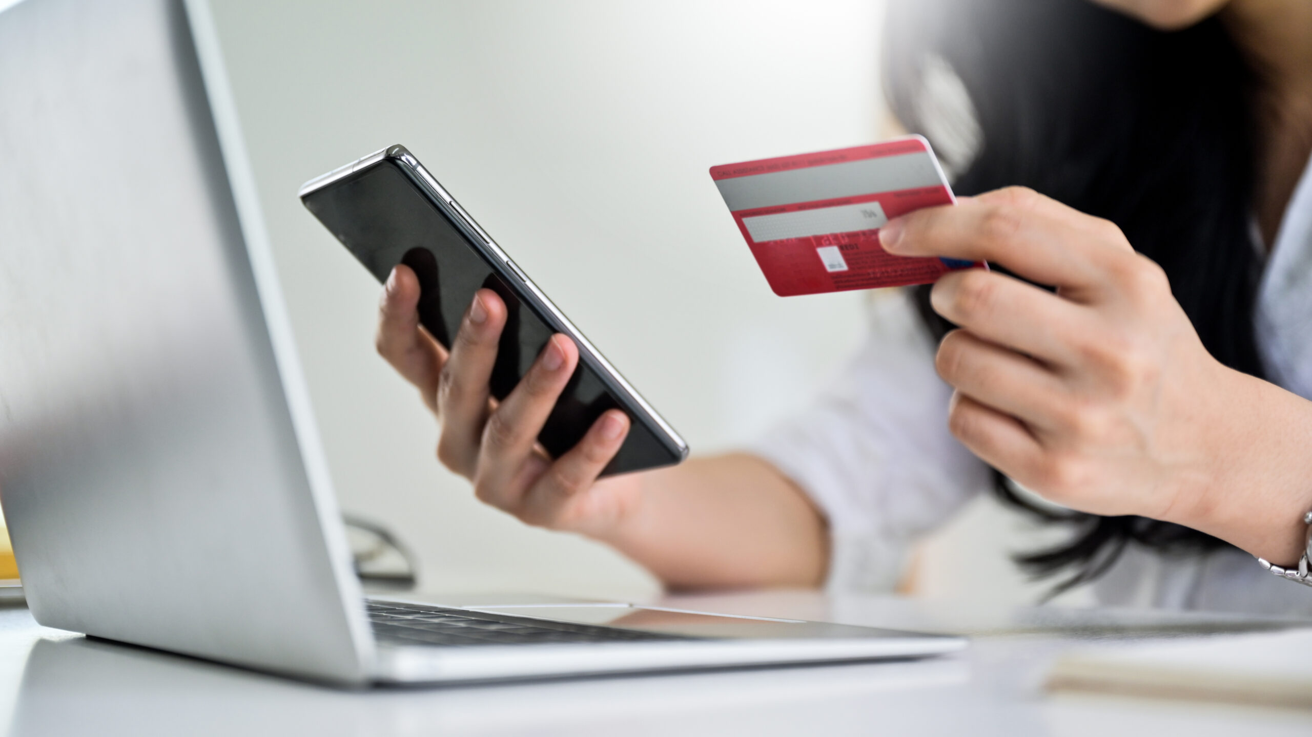 jovem a segurar cartão de crédito