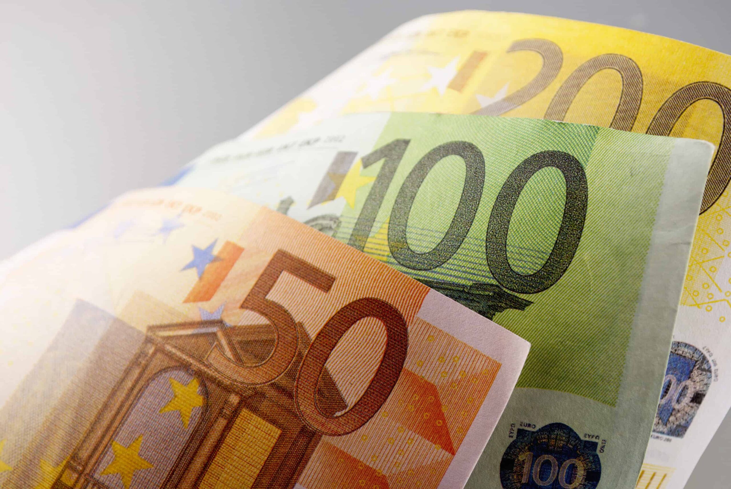 notas de euros de diferentes valores , ilustrando o papel Banco de Portugal