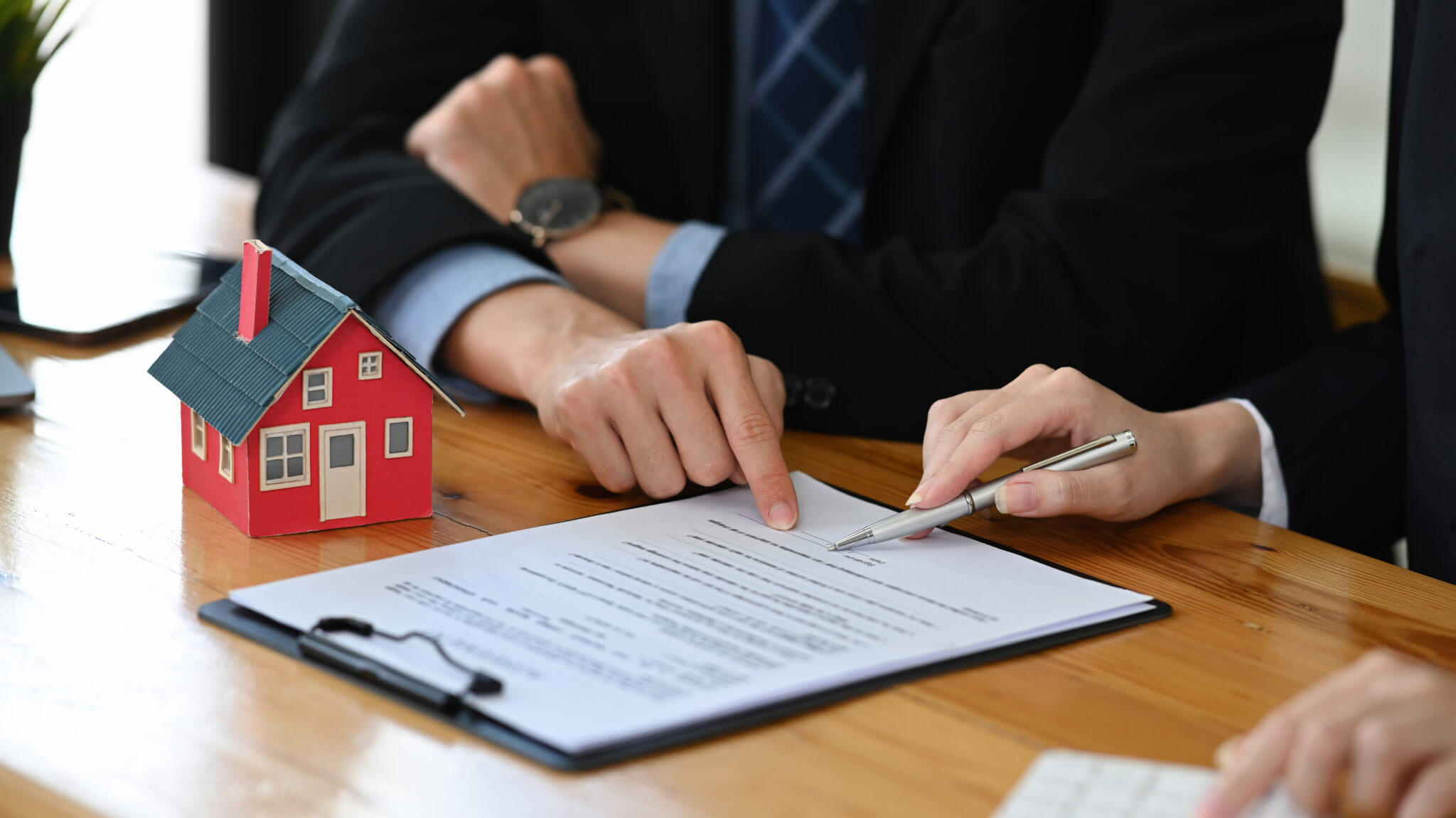 cliente e gestor bancário a renegociarem contrato