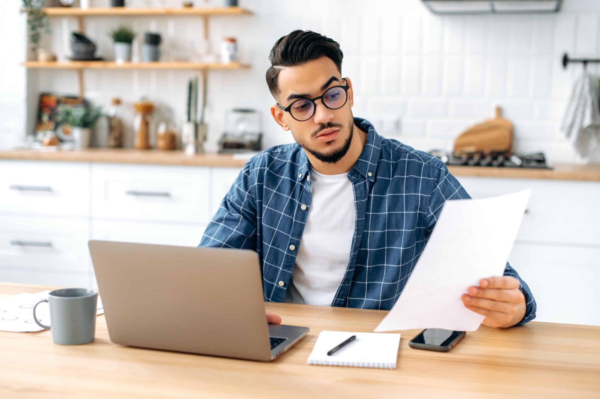 Homem a trabalhar no computador em casa