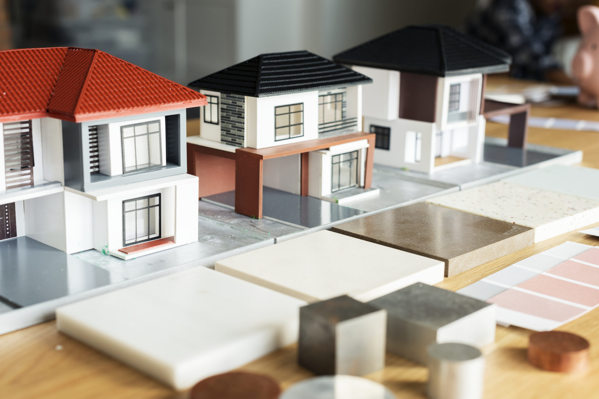 casas em miniatura alinhadas numa mesa