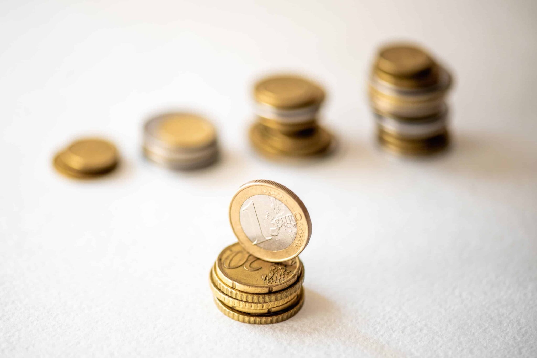 moedas de um euro empilhadas e perfiladas