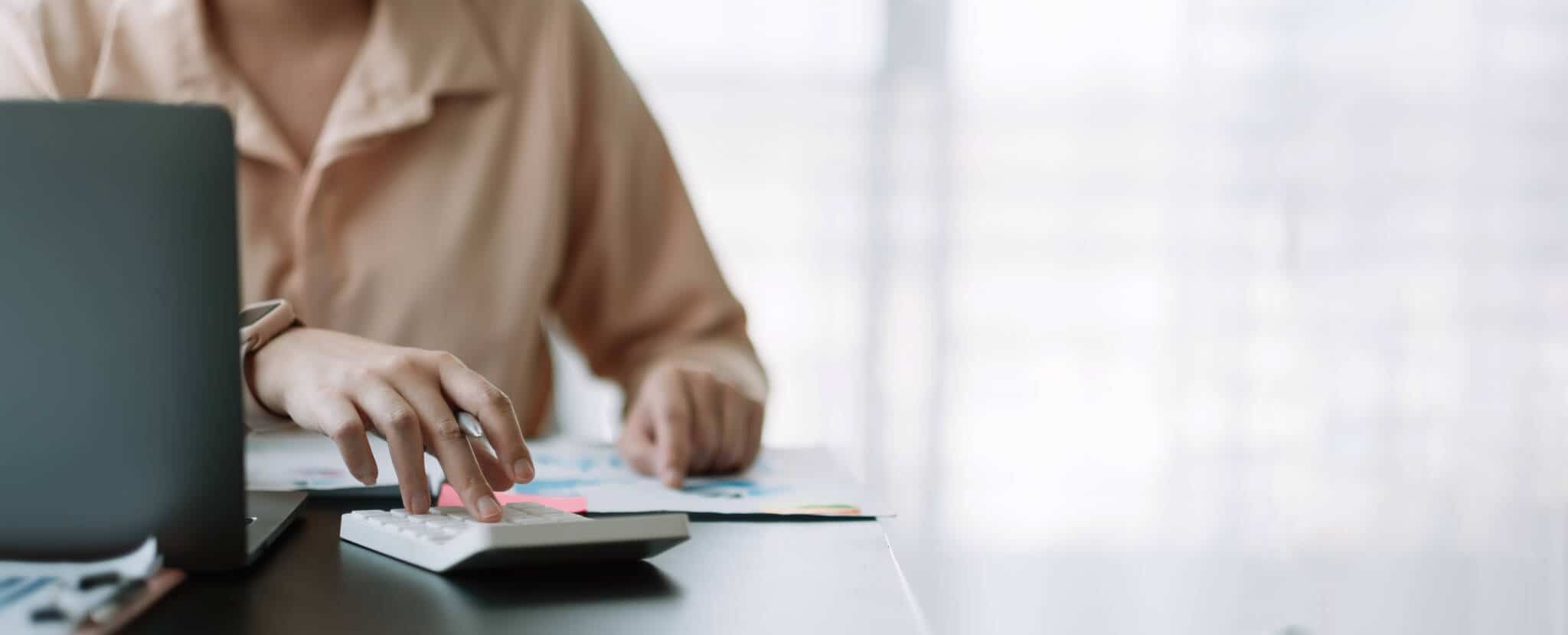 jovem mulher a preencher datas de entrega do IRS em 2023