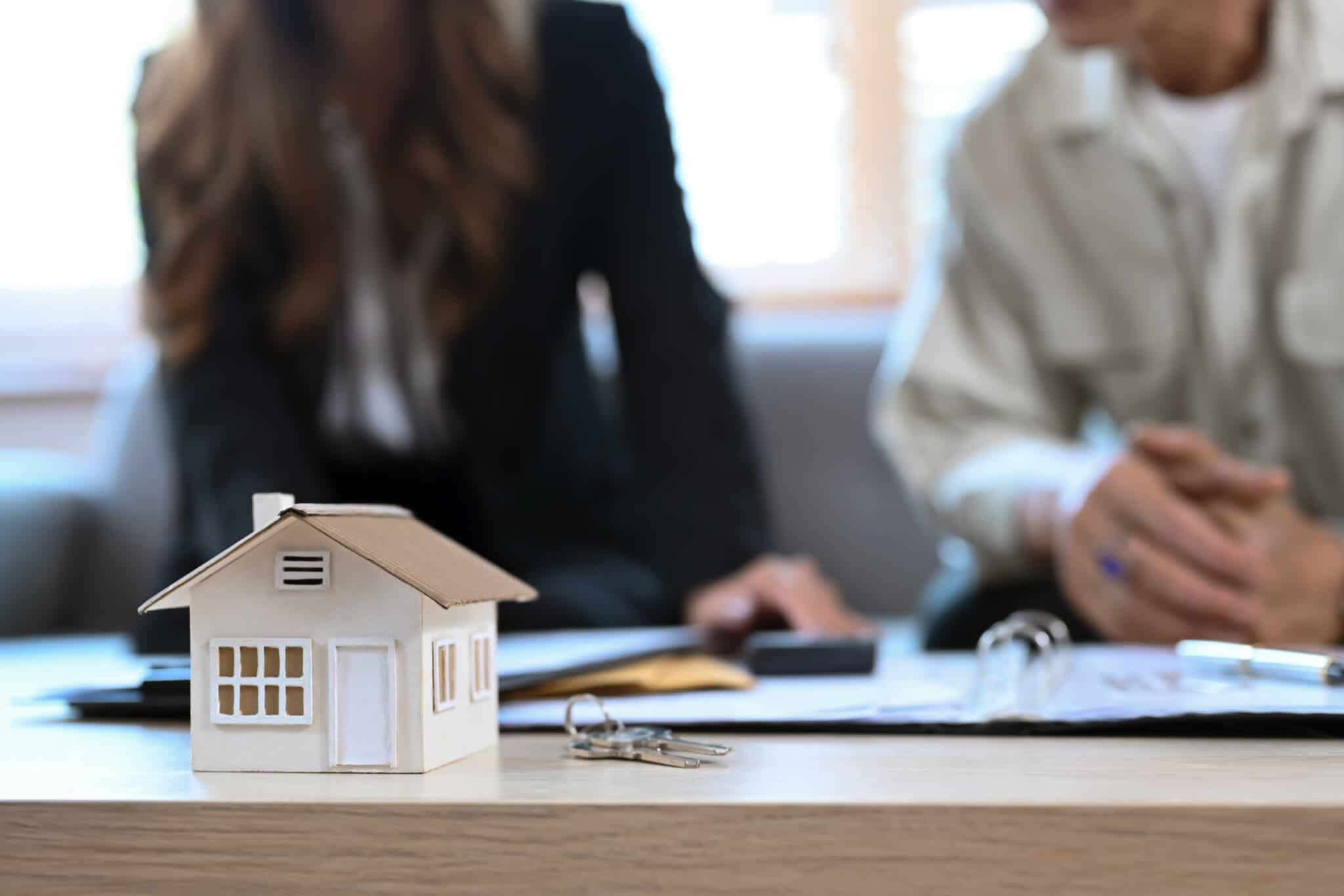 Casa em miniatura pousada numa mesa