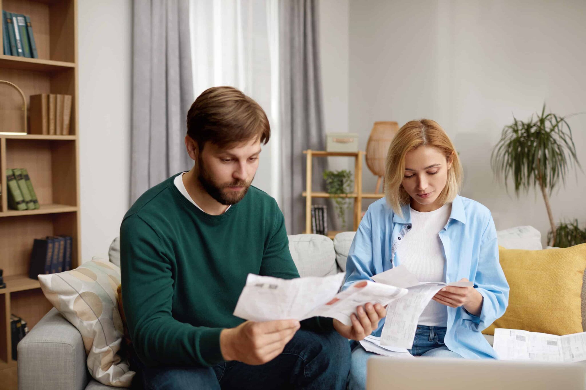 um casal que tem vários créditos e está analisar como baixar os encargos das prestações