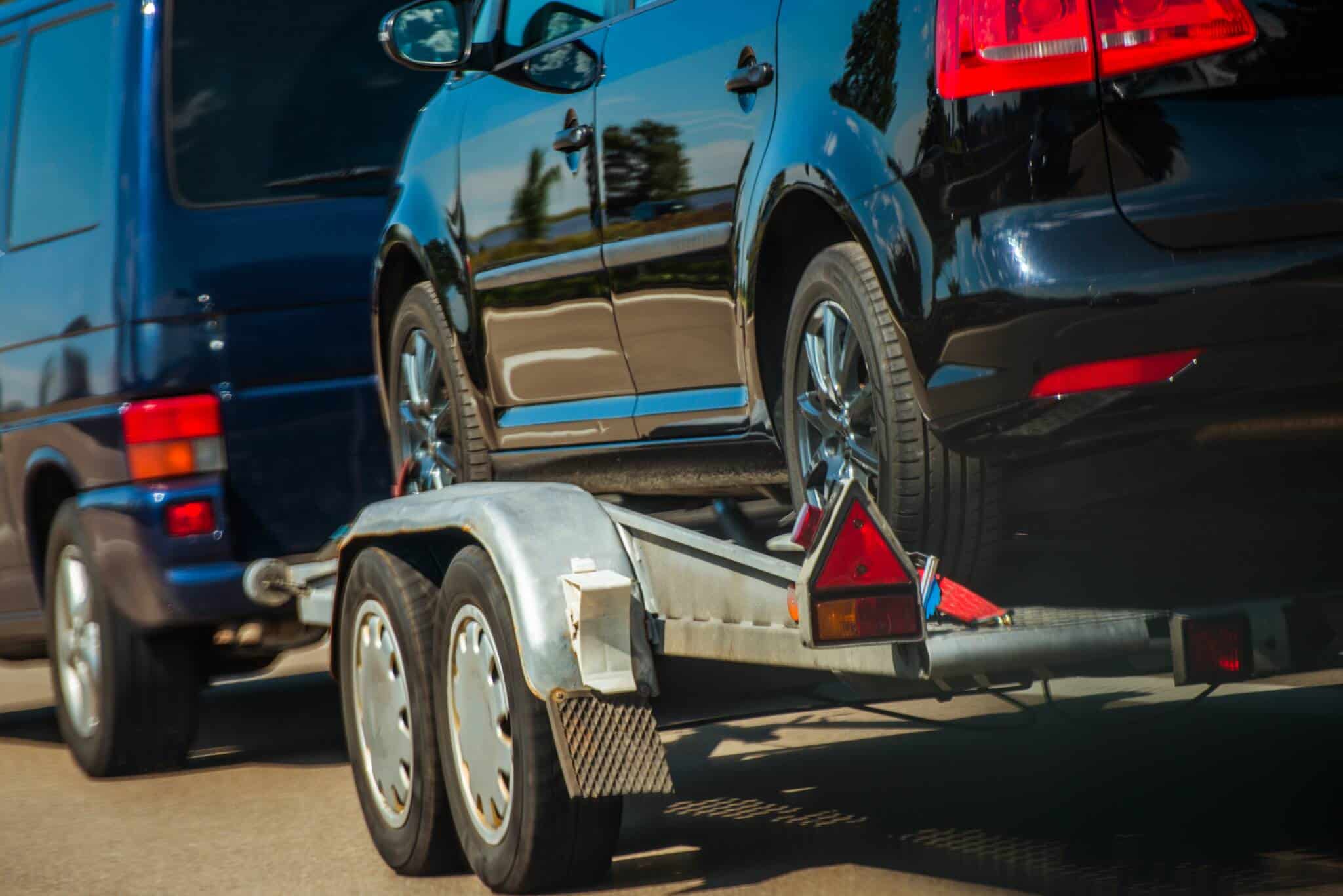 carro a ser transportado num reboque ilustrando a situação de abandono em via pública, um dos motivos para cancelar a matrícula
