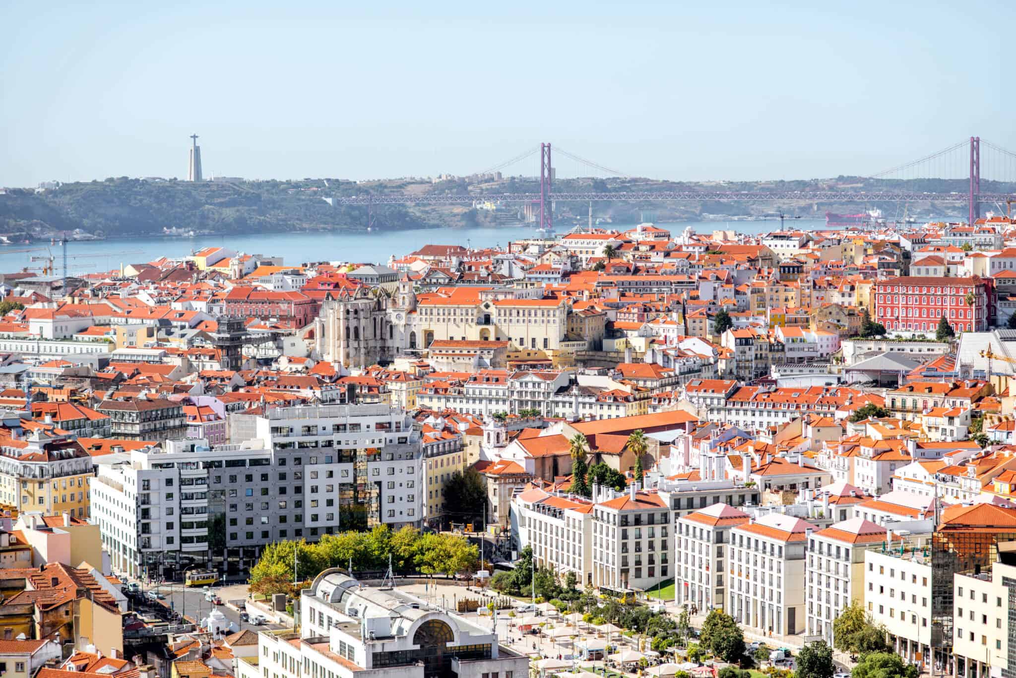 ruas da zona da baixa de Lisboa ilustrando as novas medidas de apoio do Governo à habitação