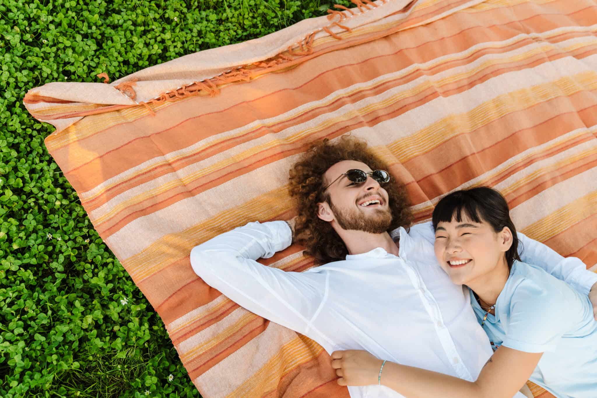 casal jovem a sorrir
