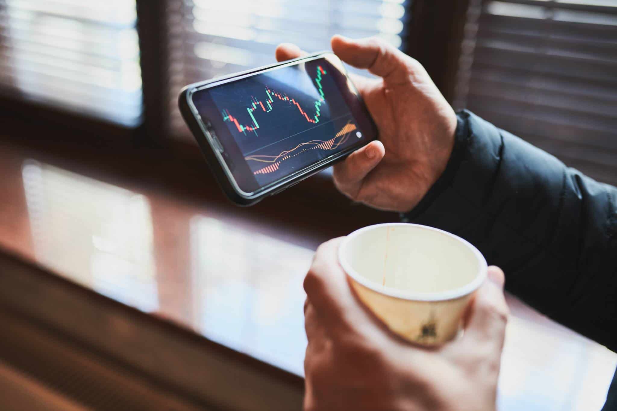Investidor a analisar evolução do mercado no smartphone