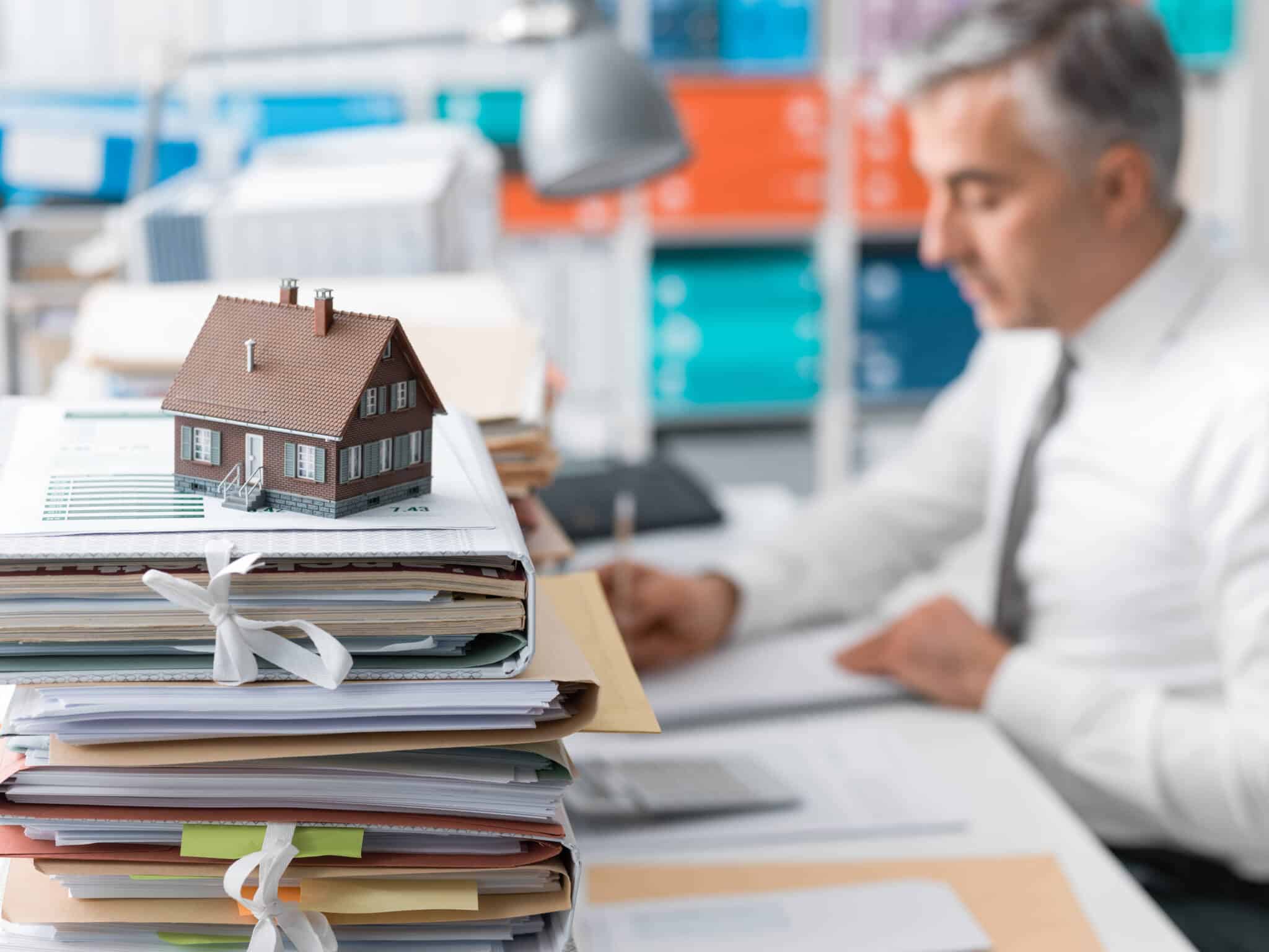 homem a verificar quais os créditos abrangidos pelos apoios do Governo