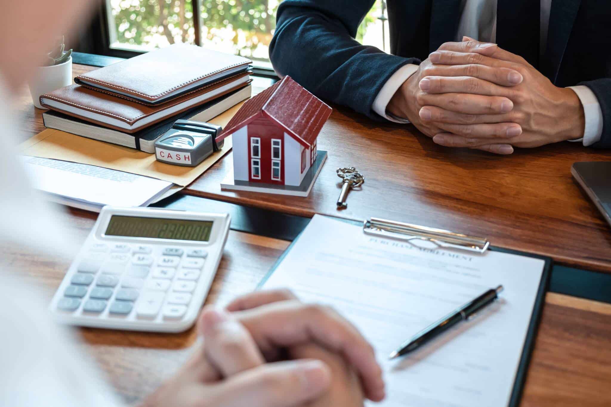 pessoa a analisar as contas para perceber se compensa transferir o crédito habitação ou pedir o apoio do Governo
