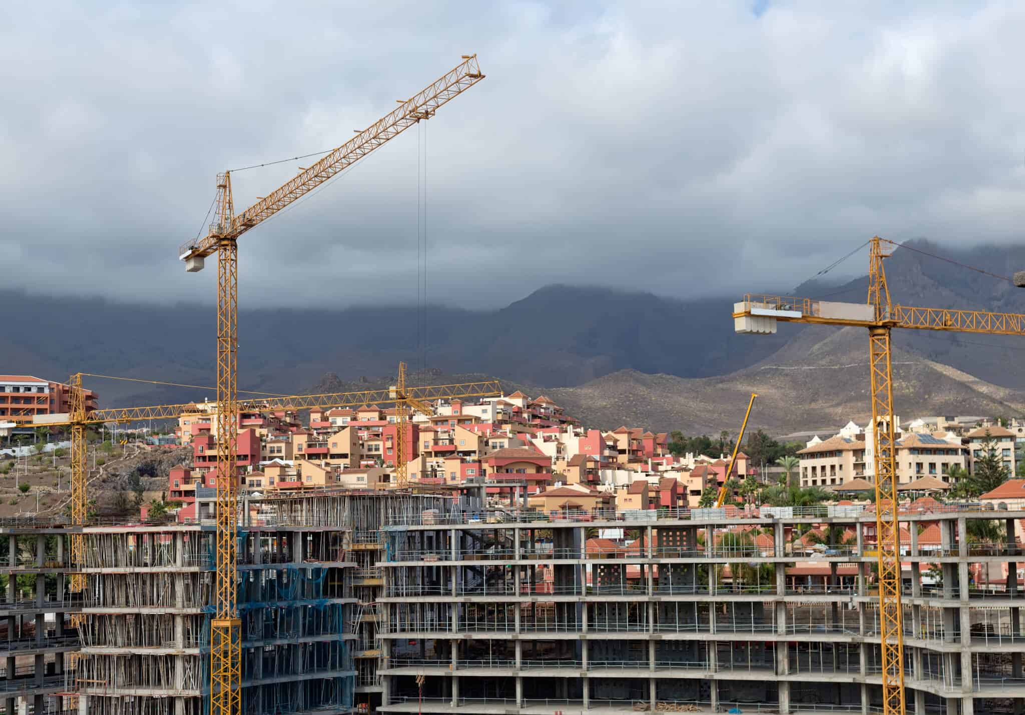 construção de obra com guindastes