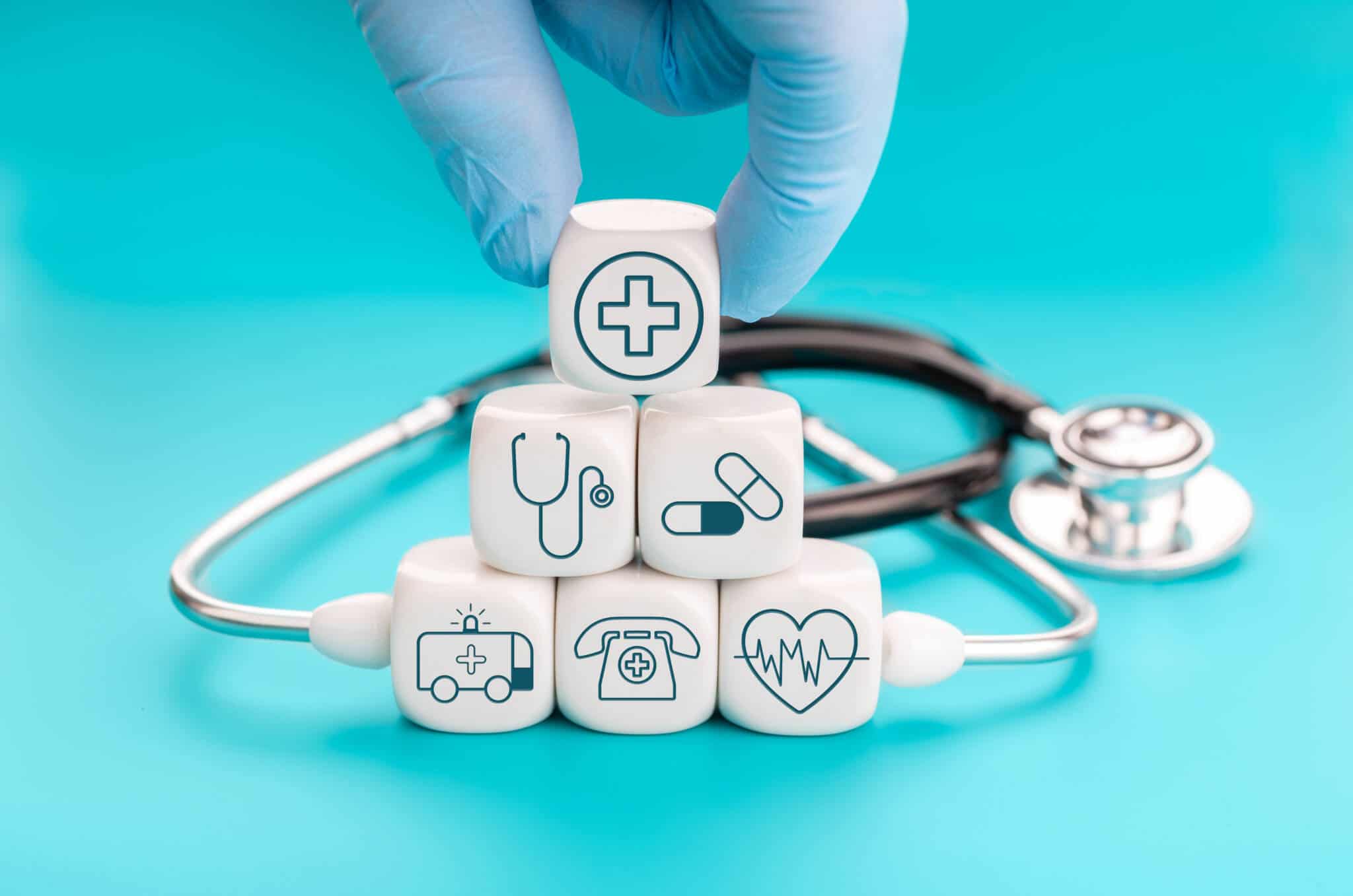 em fundo azul, uma mão com luva médica, coloca numa piramide de dados com símbolos de saúde a ilustrar como validar as faturas de saúde