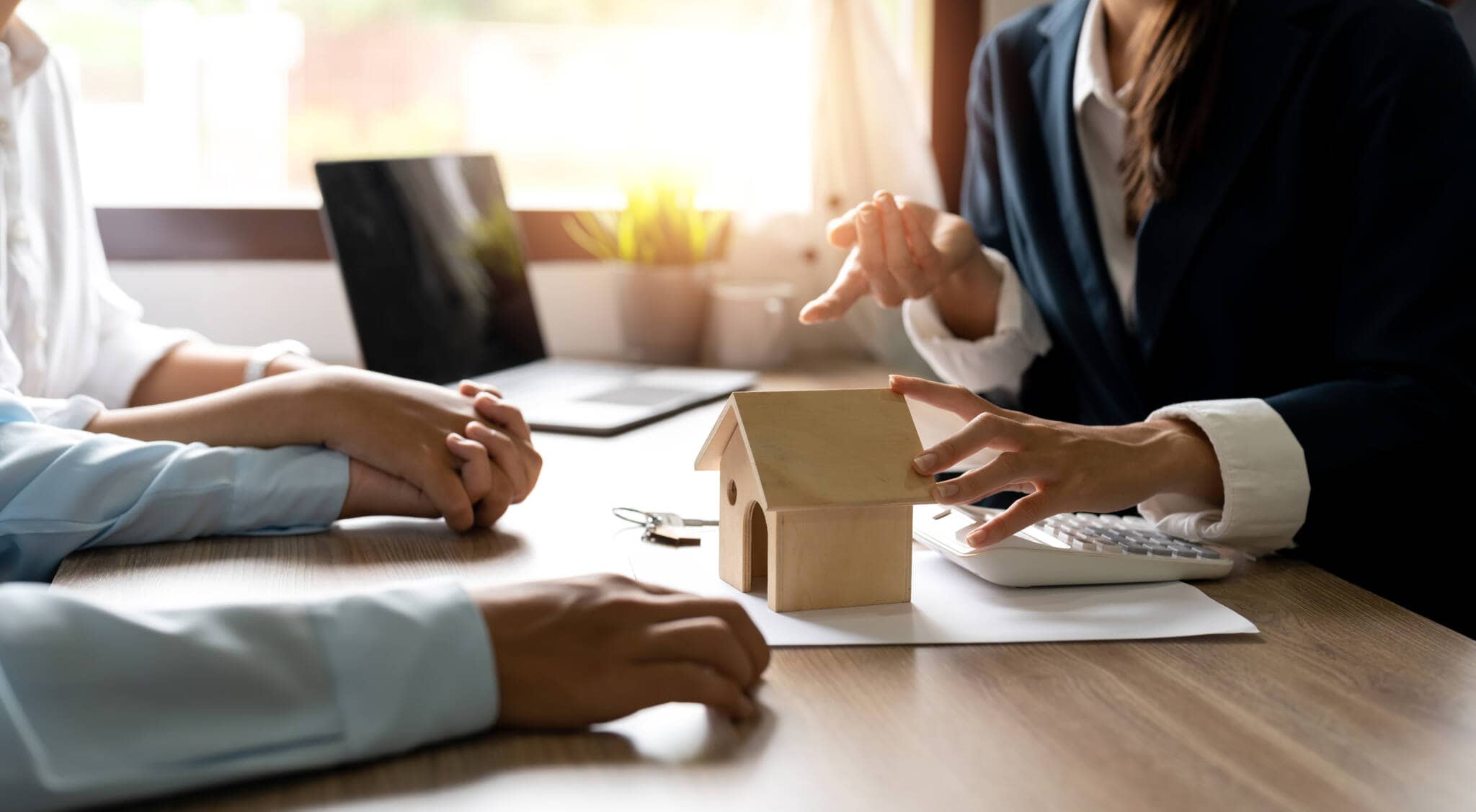 Intermediária de crédito a explicar a um casal o impacto que a Euribor tem na sua prestação mensal da casa