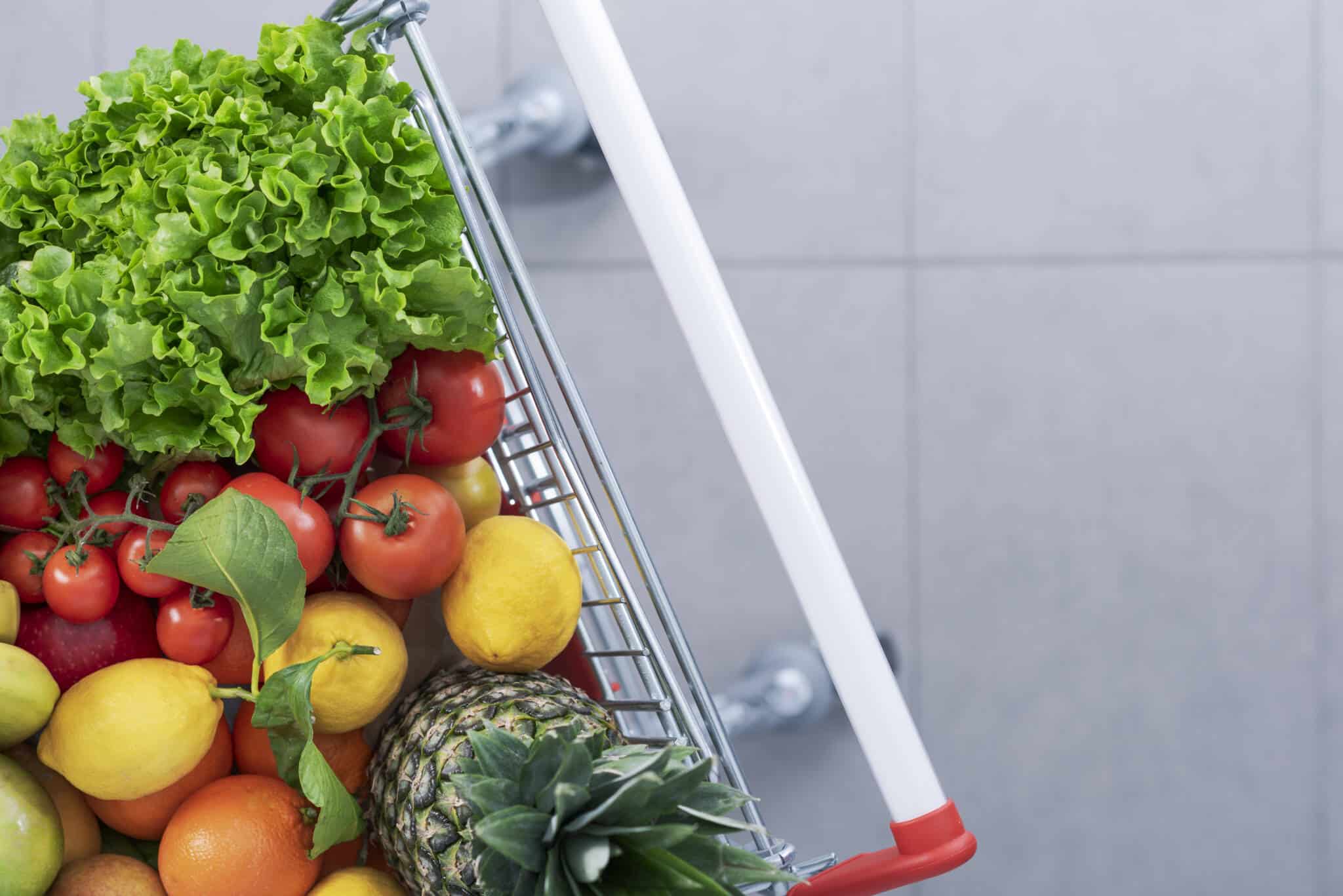 Carrinho de supermercado com compras