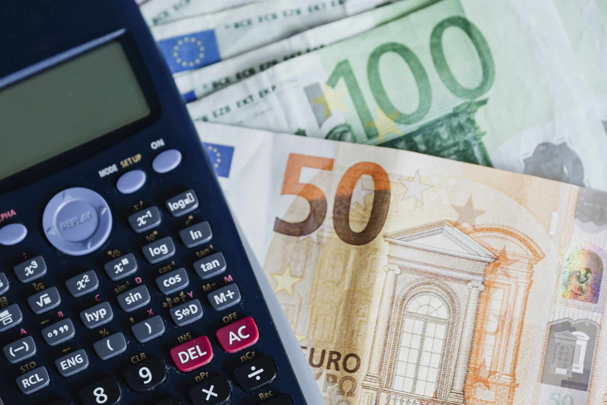 calculadora e notas para ilustrar como pagar menos IRS em 2016