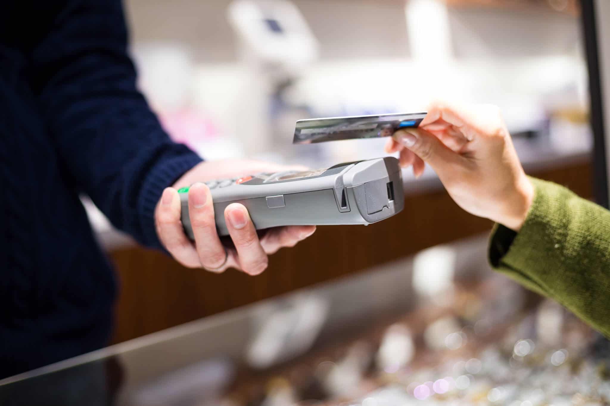 pessoa a pagar uma dívida com cartão de crédito
